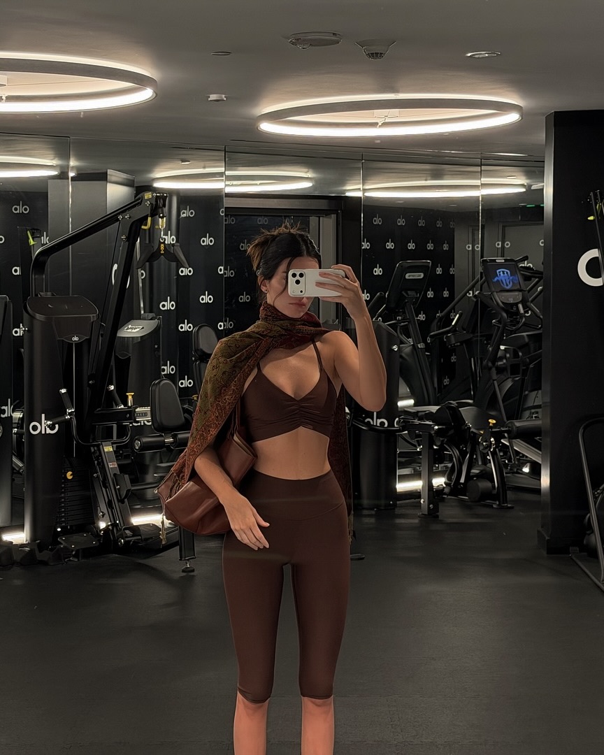 켄달하면 알로 알로하면 켄달🤎
실내 운동에도 빠질 수 없는 켄달 제너의 알로🏃‍♀️✨

1. 알로 에어리프트 디바인 브라, 10만 원대
앞면 셔링 디테일과 슬림한 백 크로스 스트랩이 특징인 브라로, 스트랩 길이 조절이 가능해 체형에 맞춘 안정적인 핏을 제공합니다. 탈부착 가능한 브라 패드가 더해져 운동부터 일상까지 활용도 높게 착용할 수 있는 아이템입니다.

2. 에어리프트 하이웨이스트 카프리, 10만 원대
하이웨이스트 디자인의 16인치 기장 카프리 팬츠입니다. 신축성이 뛰어나 요가나 발레, 일상룩에도 매치할 수 있는 아이템입니다. 이미지1