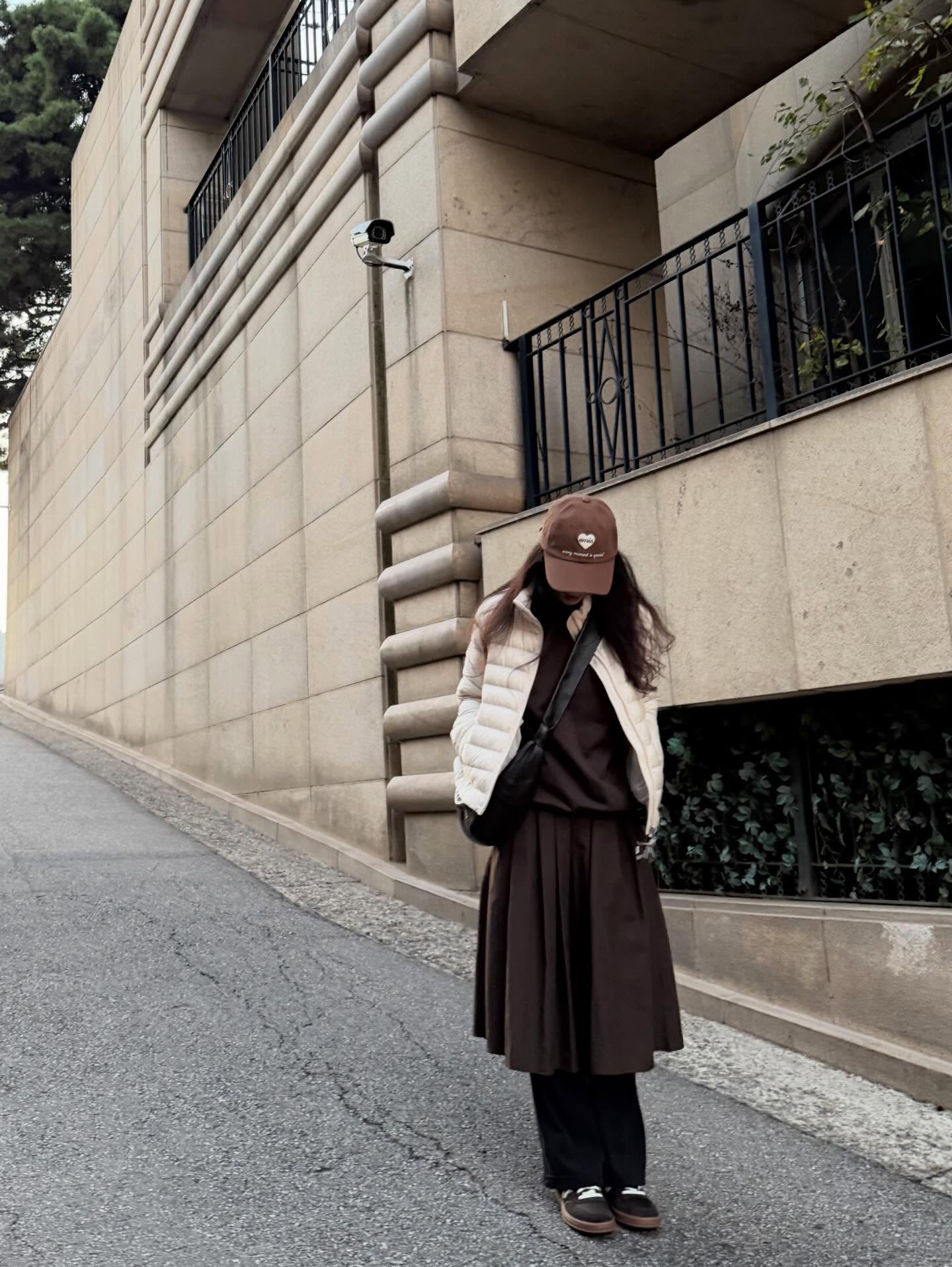 겨울에 스커트 입고 싶은 날엔🖤
팬츠랑 레이어드해 따뜻하게 완성하는 스칸트 코디✨ 이미지2