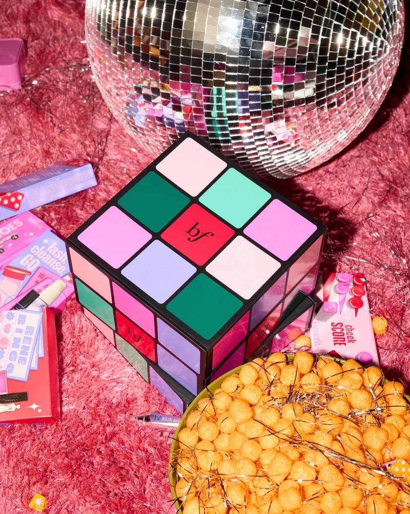 기다리는 재미까지 챙겨요🤍
크리스마스는 어드벤트 캘린더 하면서 기다리자🎁✨
크리스마스 전까지 하루에 한 칸씩 열어보는 어드벤트 캘린더가 돌아왔습니다. 패션 브랜드 스킴스의 패브릭 캘린더부터, 디올이나 생로랑처럼 메이크업과 향수까지 챙길 수 있는 뷰티 캘린더까지 다양하게 공개되었는데요.
올해의 어드벤트 캘린더 역시 구성도 풍부해 선물용으로도 완벽한 선택입니다. 하루하루 열어보는 즐거움으로 12월을 가득 채워보세요. 이미지6