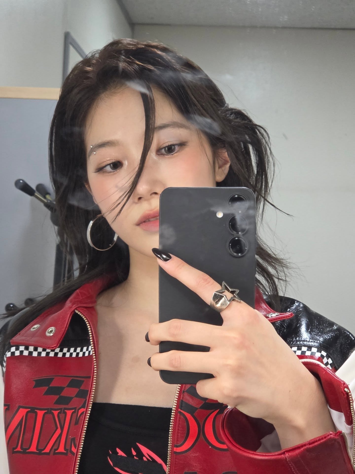 12월 네일 뭐할까?🎁
연말무드 낭낭한 원톤 네일로 분위기 전환하기✨ 이미지5