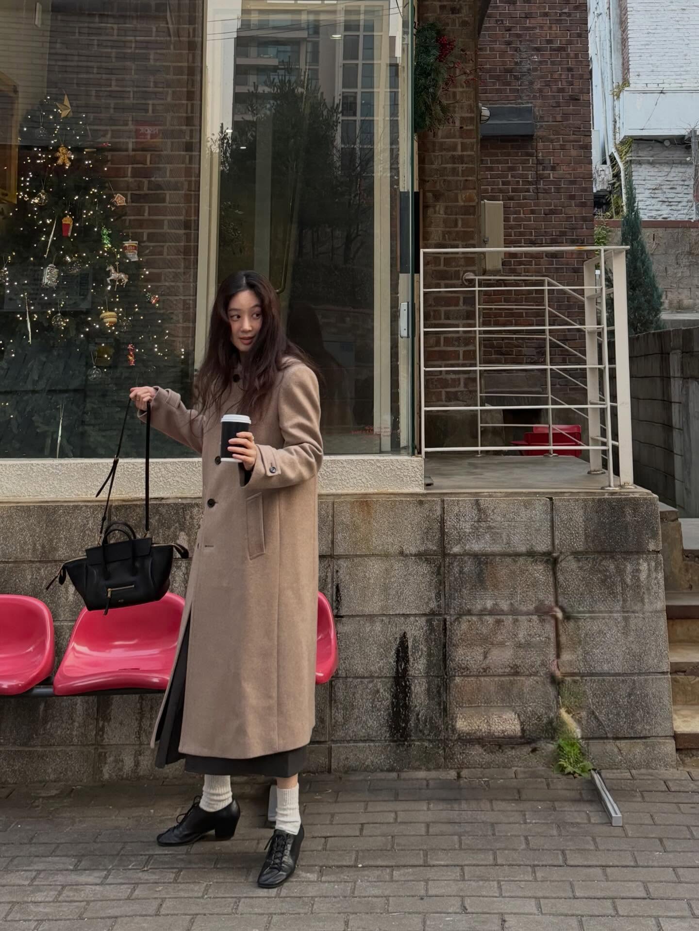 겨울 무드 꽉꽉 채운 정려원룩🤍
담백한 겨울 분위기 좋아하면 여기서 다 해결 가능☕️🤎

겨울 분위기 살려줄 아이템들, 지금 바로 소개해드릴게요.

1. 셀린느 수트 코트, 800만 원대
클래식한 실루엣과 캐시미어 소재의 롱코트입니다. 셔츠 칼라와 혼 버튼 디테일이 더해져 단정하고 고급스러운 분위기를 완성해줍니다.

2. 셀린느 스몰 뉴 러기지, 400만 원대
부드러운 램스킨 소재가 특징인 스몰 러기지 백입니다. 지퍼 포켓 디테일이 더해져 클래식하고 세련된 포인트를 만들어주는데요. 숄더나 크로스백으로 다양하게 활용할 수 있습니다.

3. 르메르 수리 클래식 더비, 70만 원대
나파 양가죽으로 만들어진 더비 슈즈입니다. 가죽을 접어 만든 미니멀한 실루엣과 스퀘어 토, 쿠반 힐이 특징인데요. 5.5cm 힐 높이로 롱코트나 스커트와 함께 매치해 편안하게 스타일링할 수 있습니다. 이미지8