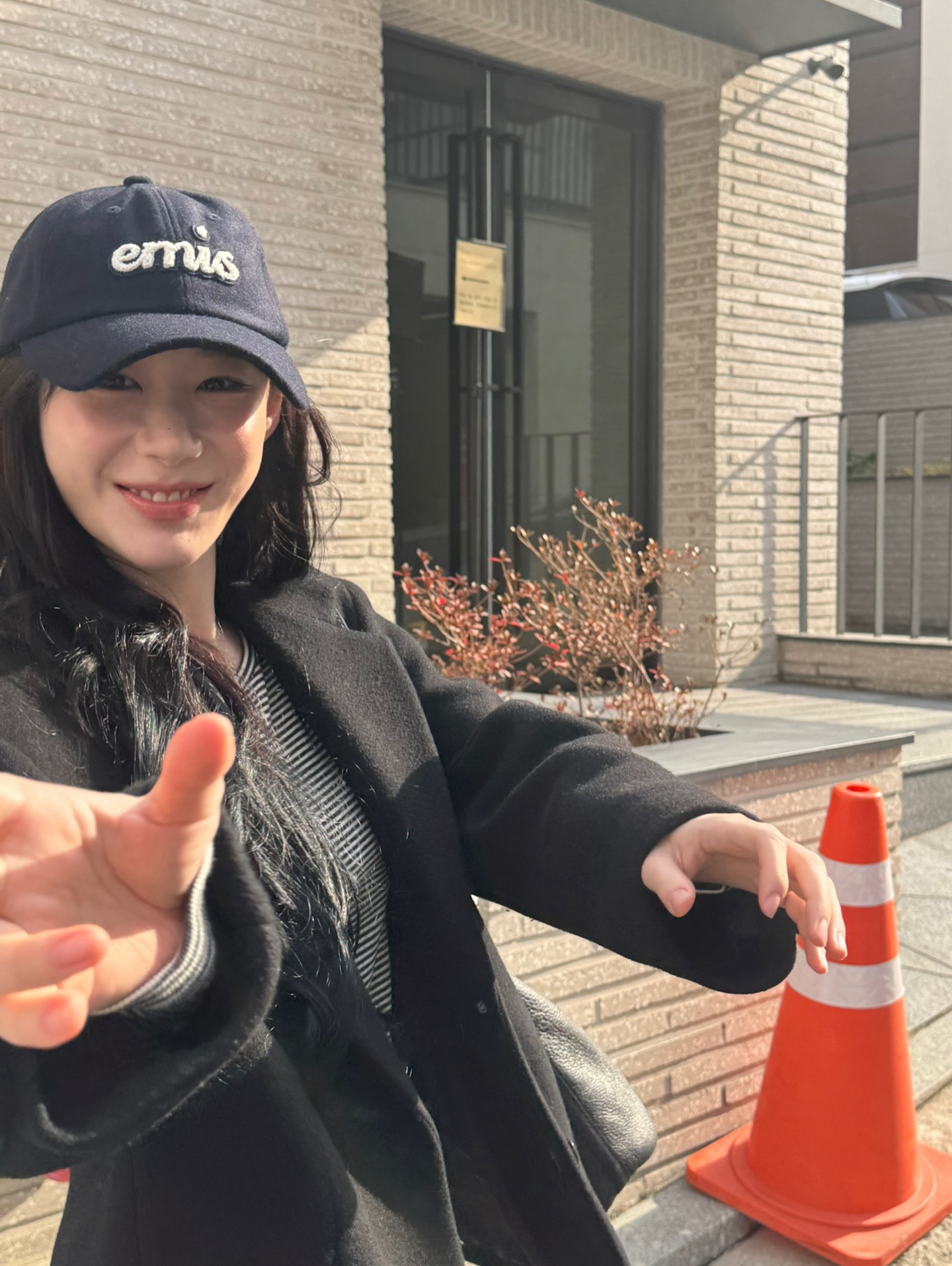 겨울에도 볼캡 잊지 않았죠?🙌🏻
옷 고민할 시간 없을 땐 볼캡만 한 게 없어🧢🖤 자꾸 손이 가요 이미지3