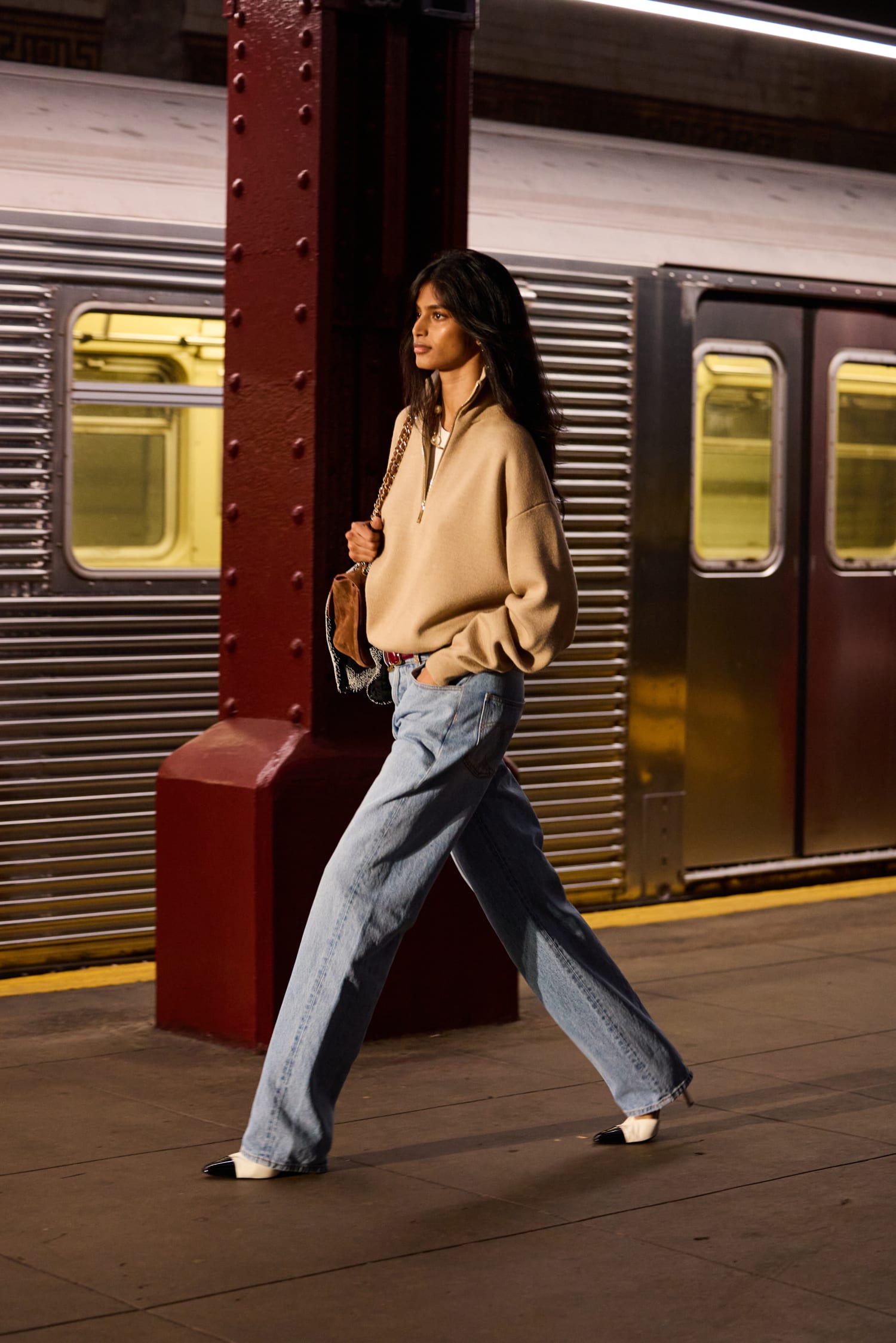 런웨이로 변신한 뉴욕 지하철✨
지하철에서 펼쳐진 샤넬 2026 공방 컬렉션 공개🖤
샤넬 2026 공방 컬렉션이 뉴욕 지하철을 무대로 공개되었습니다. 이번 쇼는 마티유 블라지가 아티스틱 디렉터로 참여한 첫 공방 컬렉션으로, 뉴욕의 현실과 상상, 거리의 서브컬처 감성을 영화처럼 풀어냈는데요.
란제리 데님과 깃털 프린지 등 공방의 장인정신이 담긴 룩들이 시선을 사로잡았습니다. 더 많은 컬렉션은 샤넬 공식 채널에서 만나보세요. 이미지