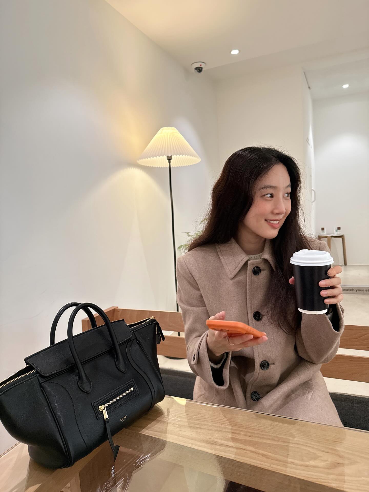 겨울 무드 꽉꽉 채운 정려원룩🤍
담백한 겨울 분위기 좋아하면 여기서 다 해결 가능☕️🤎

겨울 분위기 살려줄 아이템들, 지금 바로 소개해드릴게요.

1. 셀린느 수트 코트, 800만 원대
클래식한 실루엣과 캐시미어 소재의 롱코트입니다. 셔츠 칼라와 혼 버튼 디테일이 더해져 단정하고 고급스러운 분위기를 완성해줍니다.

2. 셀린느 스몰 뉴 러기지, 400만 원대
부드러운 램스킨 소재가 특징인 스몰 러기지 백입니다. 지퍼 포켓 디테일이 더해져 클래식하고 세련된 포인트를 만들어주는데요. 숄더나 크로스백으로 다양하게 활용할 수 있습니다.

3. 르메르 수리 클래식 더비, 70만 원대
나파 양가죽으로 만들어진 더비 슈즈입니다. 가죽을 접어 만든 미니멀한 실루엣과 스퀘어 토, 쿠반 힐이 특징인데요. 5.5cm 힐 높이로 롱코트나 스커트와 함께 매치해 편안하게 스타일링할 수 있습니다. 이미지4