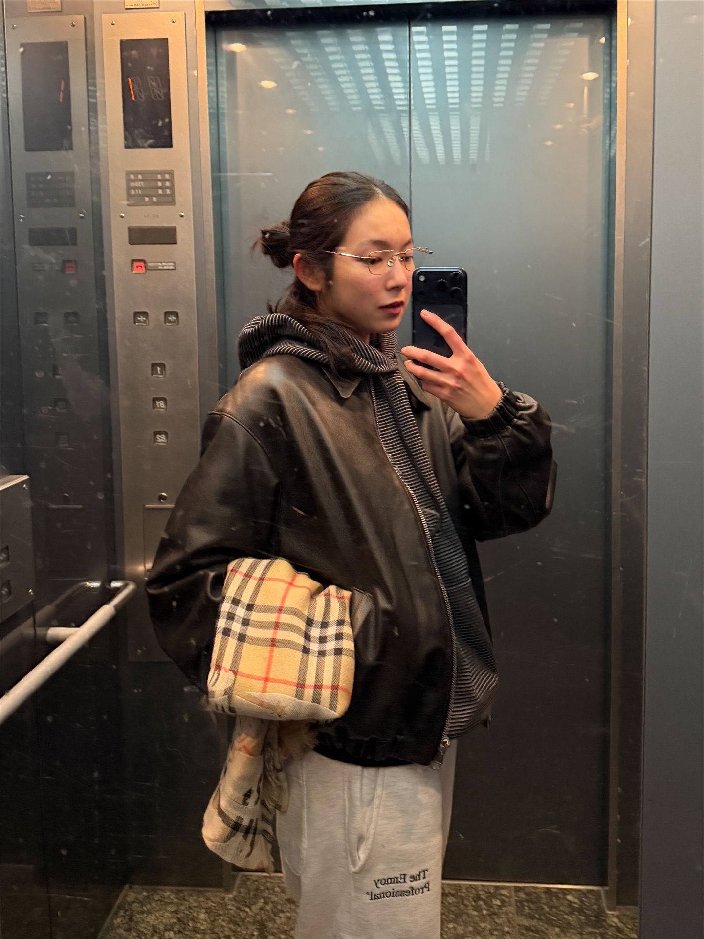 추운 날, 후드티 한 겹 더 겹쳐🥶
외투 속 숨은 포인트💫👀 흔하지 않은 후드티, 여기 있어!

아우터 안에 편안하게 입기 좋은 후드티 2가지를 모았습니다.

1. 엔노이 보더 후디 스웻, 20만 원대
얇은 스트라이프 패턴과 스몰 로고가 포인트인 미니멀 후드로, 부드러운 코튼과 폴리에스터 혼방 소재를 활용했죠. 레더 재킷과 머플러, 볼캡 등 다양한 아이템과 매치해 트렌디하면서도 꾸안꾸 룩을 완성할 수 있습니다.

2. 헬스타 홀리 크로스 후디, 70만 원대
십자가 그래픽과 브랜드 로고가 돋보이는 유니크한 오버핏 후드티죠. 베이지 팬츠와 매치하면 캐주얼하면서도 스트릿한 감성을 살린 겨울 코디를 연출할 수 있습니다. 이미지2