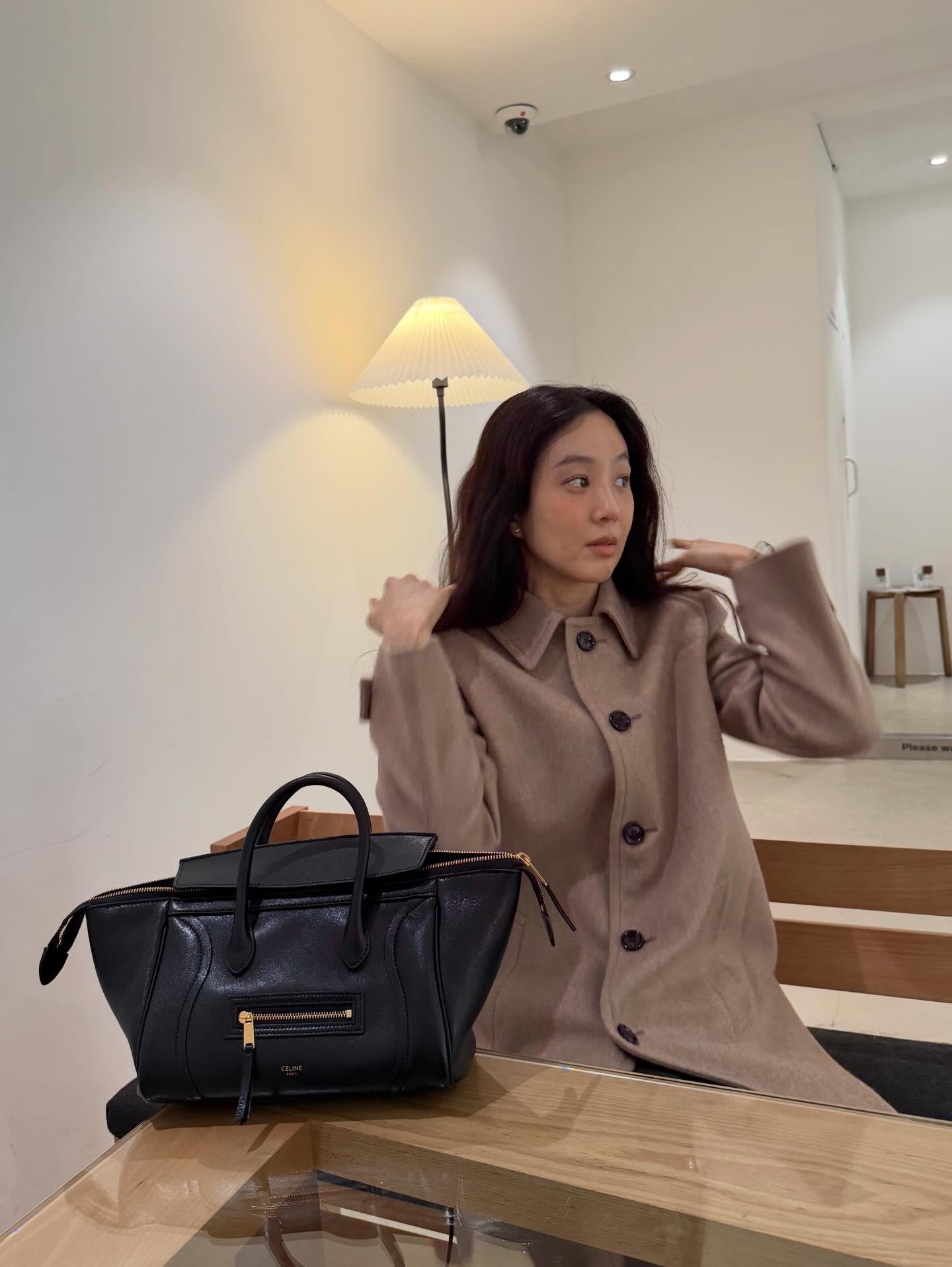 겨울 무드 꽉꽉 채운 정려원룩🤍
담백한 겨울 분위기 좋아하면 여기서 다 해결 가능☕️🤎

겨울 분위기 살려줄 아이템들, 지금 바로 소개해드릴게요.

1. 셀린느 수트 코트, 800만 원대
클래식한 실루엣과 캐시미어 소재의 롱코트입니다. 셔츠 칼라와 혼 버튼 디테일이 더해져 단정하고 고급스러운 분위기를 완성해줍니다.

2. 셀린느 스몰 뉴 러기지, 400만 원대
부드러운 램스킨 소재가 특징인 스몰 러기지 백입니다. 지퍼 포켓 디테일이 더해져 클래식하고 세련된 포인트를 만들어주는데요. 숄더나 크로스백으로 다양하게 활용할 수 있습니다.

3. 르메르 수리 클래식 더비, 70만 원대
나파 양가죽으로 만들어진 더비 슈즈입니다. 가죽을 접어 만든 미니멀한 실루엣과 스퀘어 토, 쿠반 힐이 특징인데요. 5.5cm 힐 높이로 롱코트나 스커트와 함께 매치해 편안하게 스타일링할 수 있습니다. 이미지5