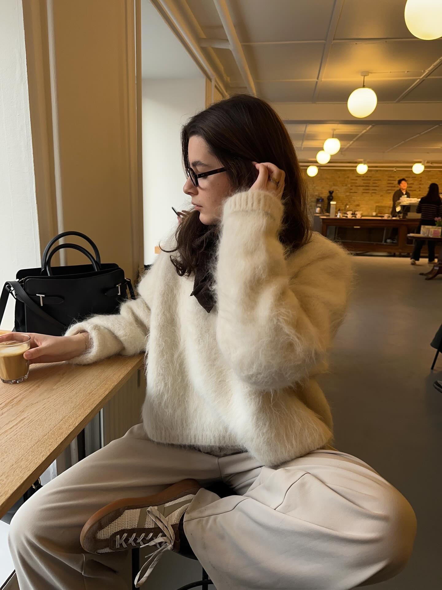 겨울 무드 200% 채우는 앙고라🧶
겨울룩 고급스러움을 느끼고 싶다면 앙고라 니트 추가해봐🤍🐑 이미지4