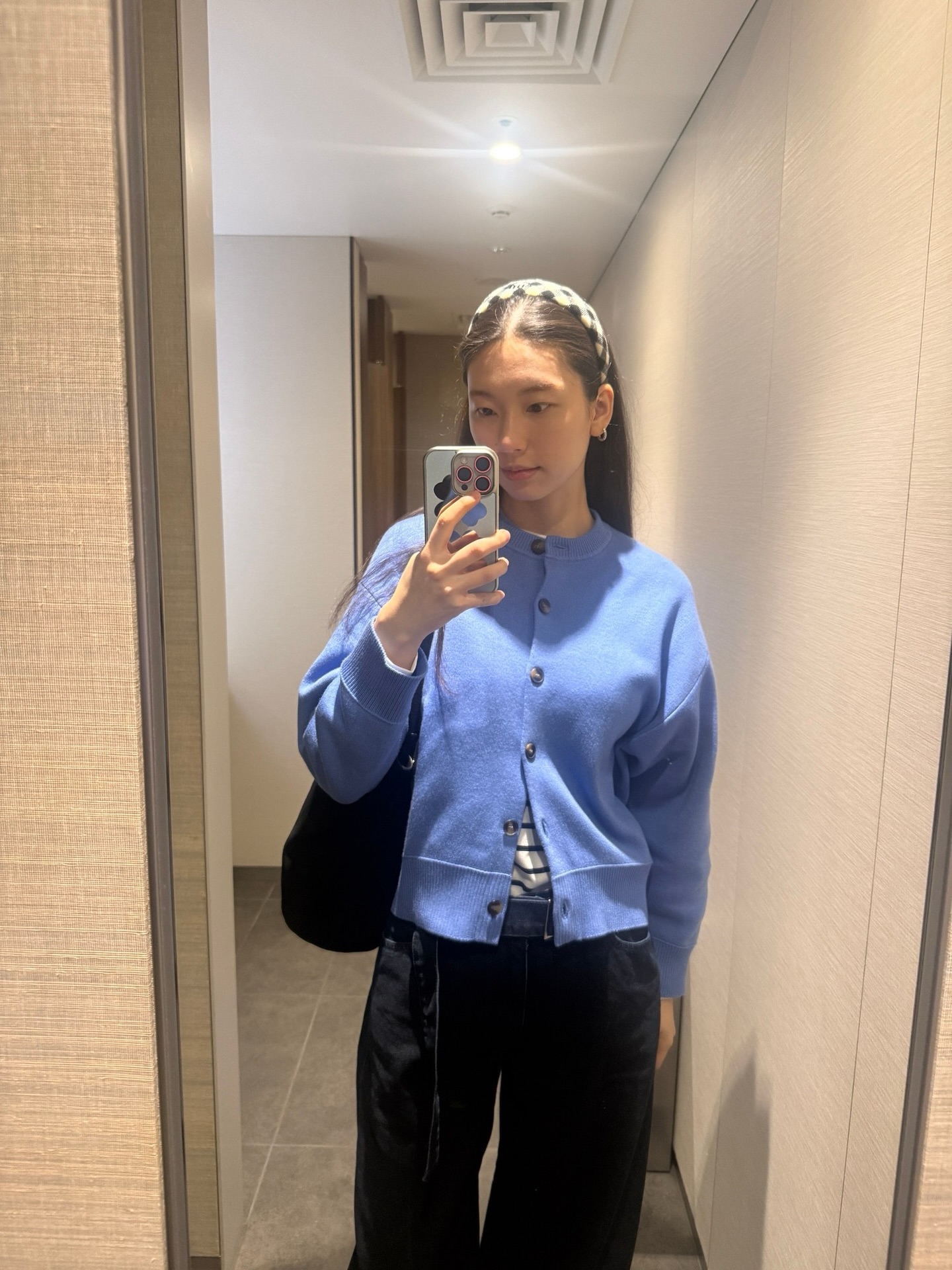 겨울 이너 레이어링은 가디건이지🧶
가디건 한 겹만 더해줘도 깔끔하고, 가볍게 입어도 든든해요🤍🖤 이미지5