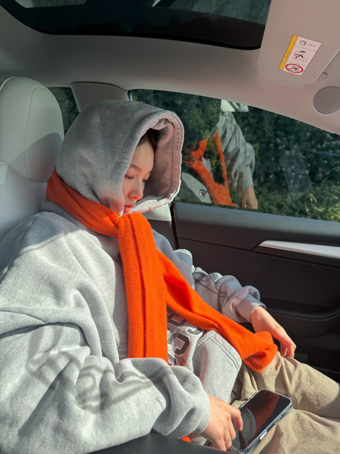 추운 날, 후드티 한 겹 더 겹쳐🥶
외투 속 숨은 포인트💫👀 흔하지 않은 후드티, 여기 있어!

아우터 안에 편안하게 입기 좋은 후드티 2가지를 모았습니다.

1. 엔노이 보더 후디 스웻, 20만 원대
얇은 스트라이프 패턴과 스몰 로고가 포인트인 미니멀 후드로, 부드러운 코튼과 폴리에스터 혼방 소재를 활용했죠. 레더 재킷과 머플러, 볼캡 등 다양한 아이템과 매치해 트렌디하면서도 꾸안꾸 룩을 완성할 수 있습니다.

2. 헬스타 홀리 크로스 후디, 70만 원대
십자가 그래픽과 브랜드 로고가 돋보이는 유니크한 오버핏 후드티죠. 베이지 팬츠와 매치하면 캐주얼하면서도 스트릿한 감성을 살린 겨울 코디를 연출할 수 있습니다. 이미지6