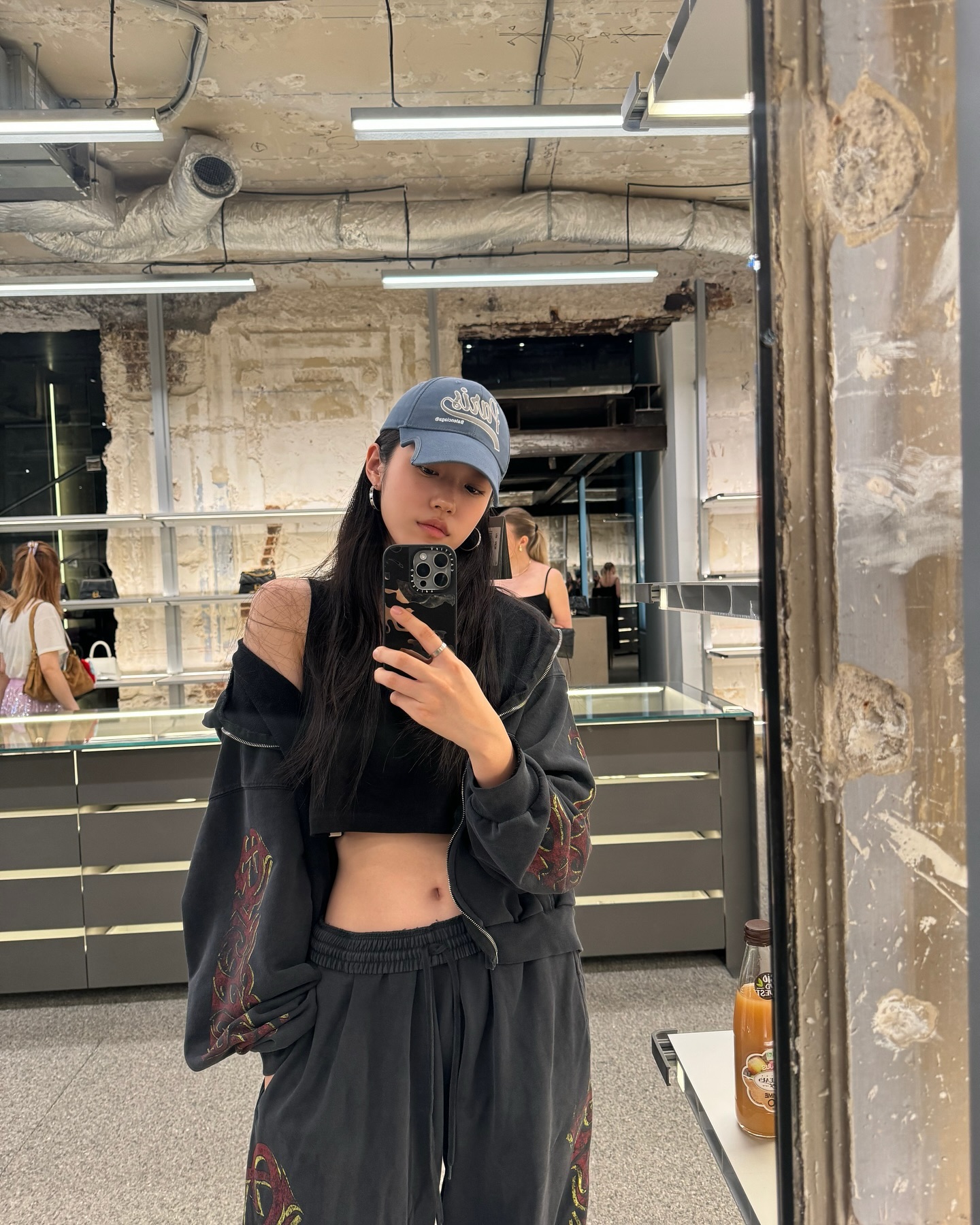 겨울에도 볼캡 잊지 않았죠?🙌🏻
옷 고민할 시간 없을 땐 볼캡만 한 게 없어🧢🖤 자꾸 손이 가요 이미지6