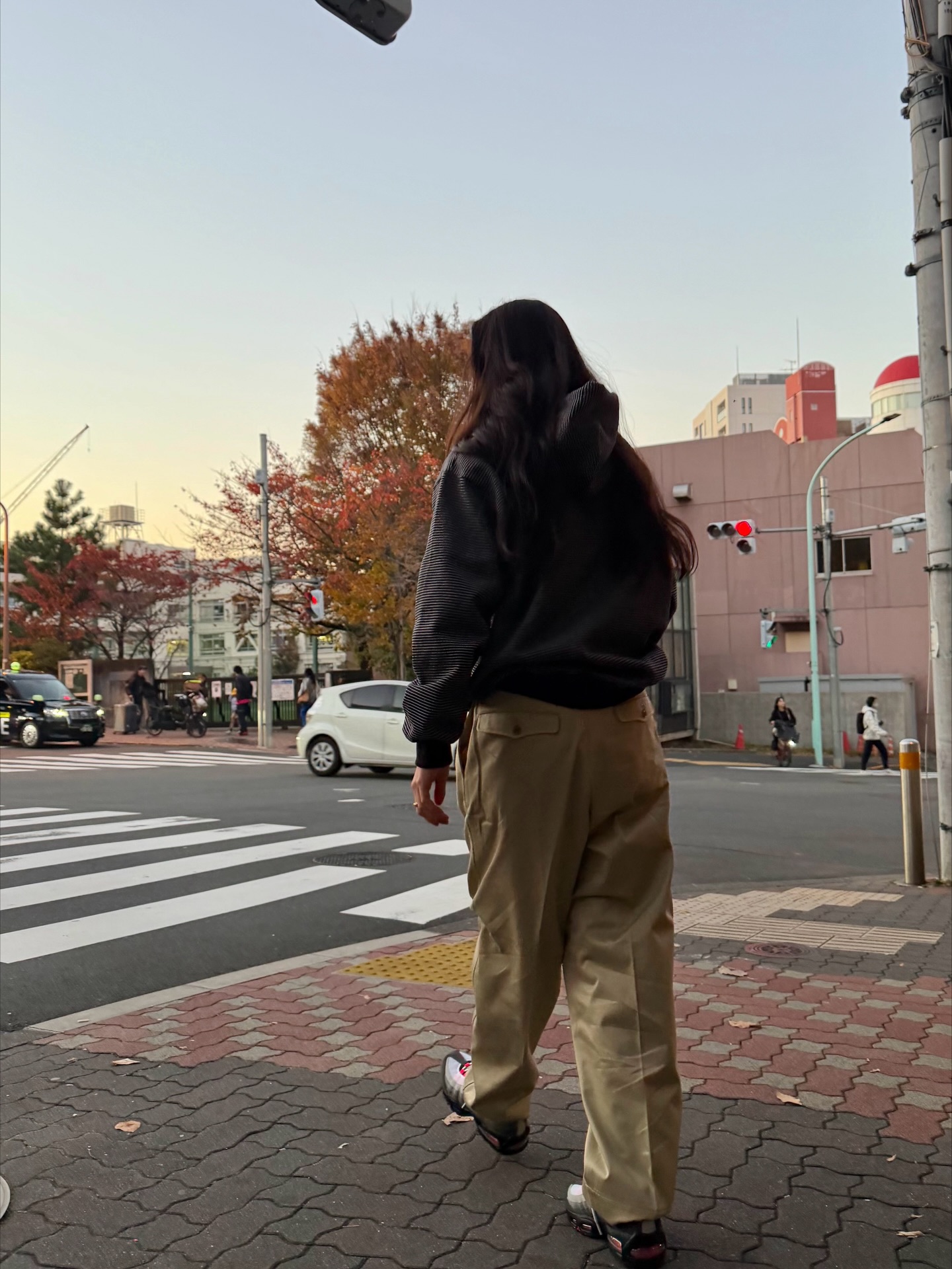 추운 날, 후드티 한 겹 더 겹쳐🥶
외투 속 숨은 포인트💫👀 흔하지 않은 후드티, 여기 있어!

아우터 안에 편안하게 입기 좋은 후드티 2가지를 모았습니다.

1. 엔노이 보더 후디 스웻, 20만 원대
얇은 스트라이프 패턴과 스몰 로고가 포인트인 미니멀 후드로, 부드러운 코튼과 폴리에스터 혼방 소재를 활용했죠. 레더 재킷과 머플러, 볼캡 등 다양한 아이템과 매치해 트렌디하면서도 꾸안꾸 룩을 완성할 수 있습니다.

2. 헬스타 홀리 크로스 후디, 70만 원대
십자가 그래픽과 브랜드 로고가 돋보이는 유니크한 오버핏 후드티죠. 베이지 팬츠와 매치하면 캐주얼하면서도 스트릿한 감성을 살린 겨울 코디를 연출할 수 있습니다. 이미지3