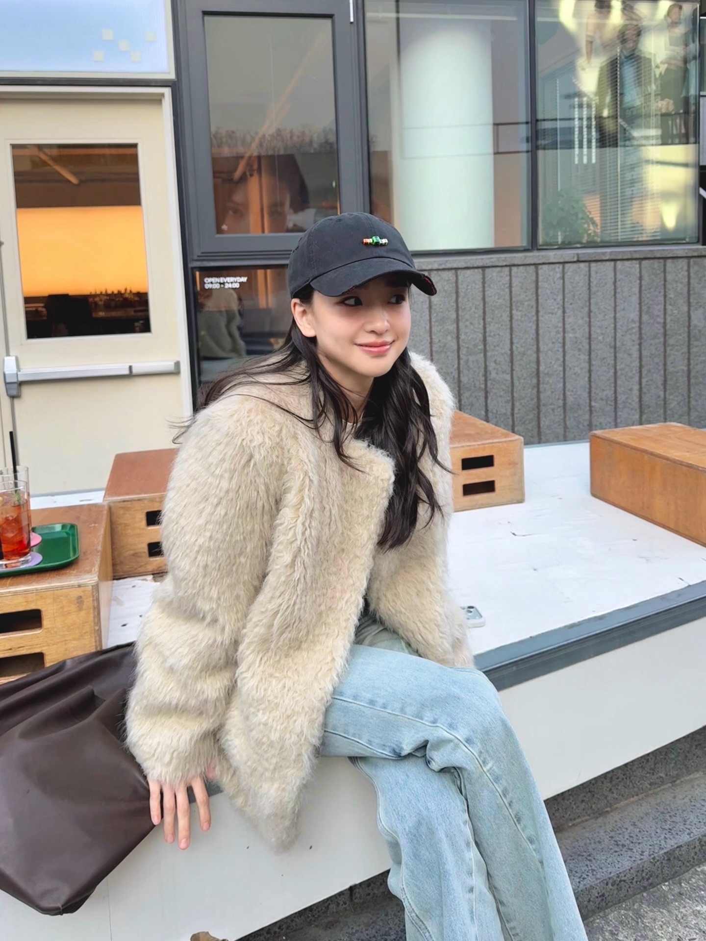 겨울에도 볼캡 잊지 않았죠?🙌🏻
옷 고민할 시간 없을 땐 볼캡만 한 게 없어🧢🖤 자꾸 손이 가요 이미지8