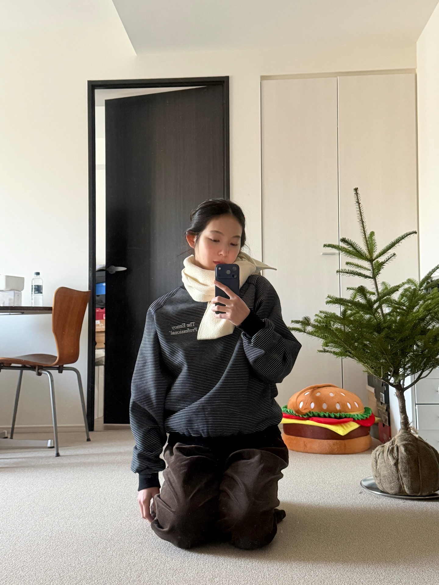 추운 날, 후드티 한 겹 더 겹쳐🥶
외투 속 숨은 포인트💫👀 흔하지 않은 후드티, 여기 있어!

아우터 안에 편안하게 입기 좋은 후드티 2가지를 모았습니다.

1. 엔노이 보더 후디 스웻, 20만 원대
얇은 스트라이프 패턴과 스몰 로고가 포인트인 미니멀 후드로, 부드러운 코튼과 폴리에스터 혼방 소재를 활용했죠. 레더 재킷과 머플러, 볼캡 등 다양한 아이템과 매치해 트렌디하면서도 꾸안꾸 룩을 완성할 수 있습니다.

2. 헬스타 홀리 크로스 후디, 70만 원대
십자가 그래픽과 브랜드 로고가 돋보이는 유니크한 오버핏 후드티죠. 베이지 팬츠와 매치하면 캐주얼하면서도 스트릿한 감성을 살린 겨울 코디를 연출할 수 있습니다. 이미지1