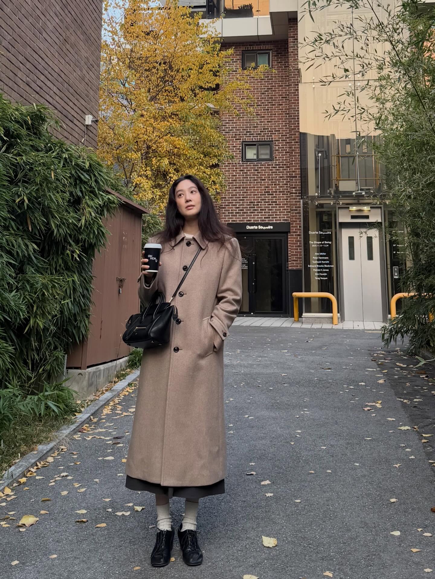 겨울 무드 꽉꽉 채운 정려원룩🤍
담백한 겨울 분위기 좋아하면 여기서 다 해결 가능☕️🤎

겨울 분위기 살려줄 아이템들, 지금 바로 소개해드릴게요.

1. 셀린느 수트 코트, 800만 원대
클래식한 실루엣과 캐시미어 소재의 롱코트입니다. 셔츠 칼라와 혼 버튼 디테일이 더해져 단정하고 고급스러운 분위기를 완성해줍니다.

2. 셀린느 스몰 뉴 러기지, 400만 원대
부드러운 램스킨 소재가 특징인 스몰 러기지 백입니다. 지퍼 포켓 디테일이 더해져 클래식하고 세련된 포인트를 만들어주는데요. 숄더나 크로스백으로 다양하게 활용할 수 있습니다.

3. 르메르 수리 클래식 더비, 70만 원대
나파 양가죽으로 만들어진 더비 슈즈입니다. 가죽을 접어 만든 미니멀한 실루엣과 스퀘어 토, 쿠반 힐이 특징인데요. 5.5cm 힐 높이로 롱코트나 스커트와 함께 매치해 편안하게 스타일링할 수 있습니다. 이미지2