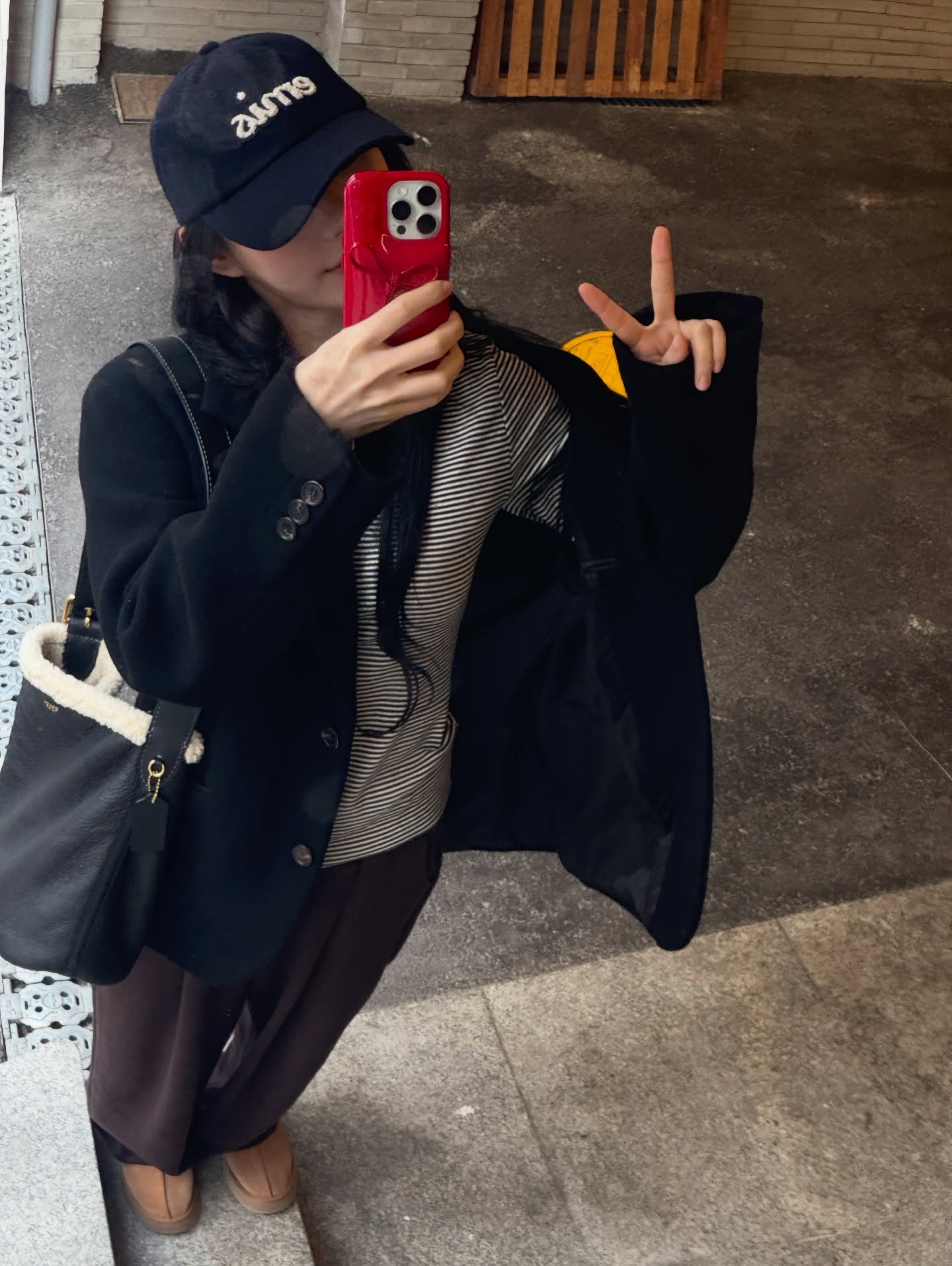 겨울에도 볼캡 잊지 않았죠?🙌🏻
옷 고민할 시간 없을 땐 볼캡만 한 게 없어🧢🖤 자꾸 손이 가요 이미지4