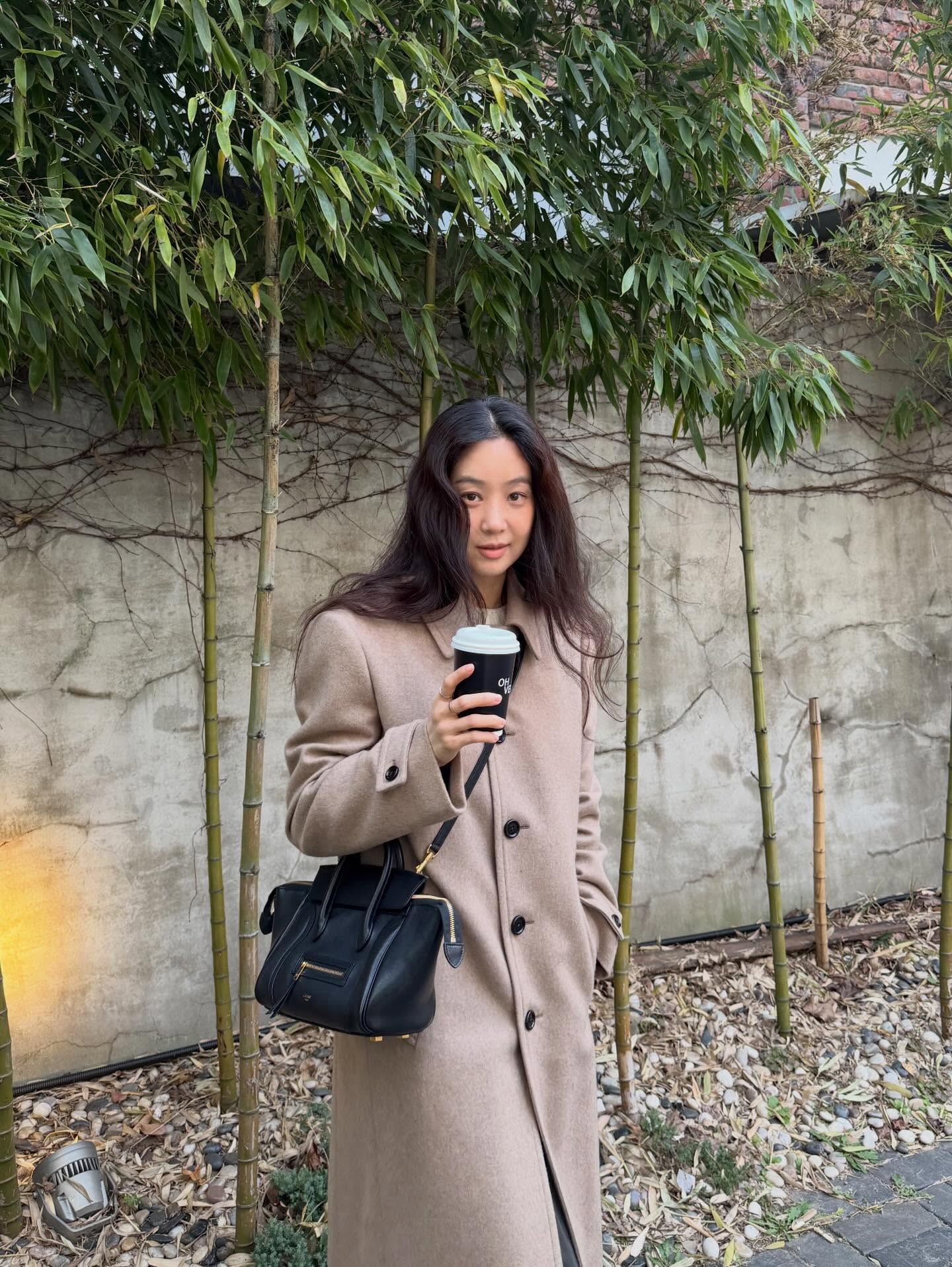 겨울 무드 꽉꽉 채운 정려원룩🤍
담백한 겨울 분위기 좋아하면 여기서 다 해결 가능☕️🤎

겨울 분위기 살려줄 아이템들, 지금 바로 소개해드릴게요.

1. 셀린느 수트 코트, 800만 원대
클래식한 실루엣과 캐시미어 소재의 롱코트입니다. 셔츠 칼라와 혼 버튼 디테일이 더해져 단정하고 고급스러운 분위기를 완성해줍니다.

2. 셀린느 스몰 뉴 러기지, 400만 원대
부드러운 램스킨 소재가 특징인 스몰 러기지 백입니다. 지퍼 포켓 디테일이 더해져 클래식하고 세련된 포인트를 만들어주는데요. 숄더나 크로스백으로 다양하게 활용할 수 있습니다.

3. 르메르 수리 클래식 더비, 70만 원대
나파 양가죽으로 만들어진 더비 슈즈입니다. 가죽을 접어 만든 미니멀한 실루엣과 스퀘어 토, 쿠반 힐이 특징인데요. 5.5cm 힐 높이로 롱코트나 스커트와 함께 매치해 편안하게 스타일링할 수 있습니다. 이미지6