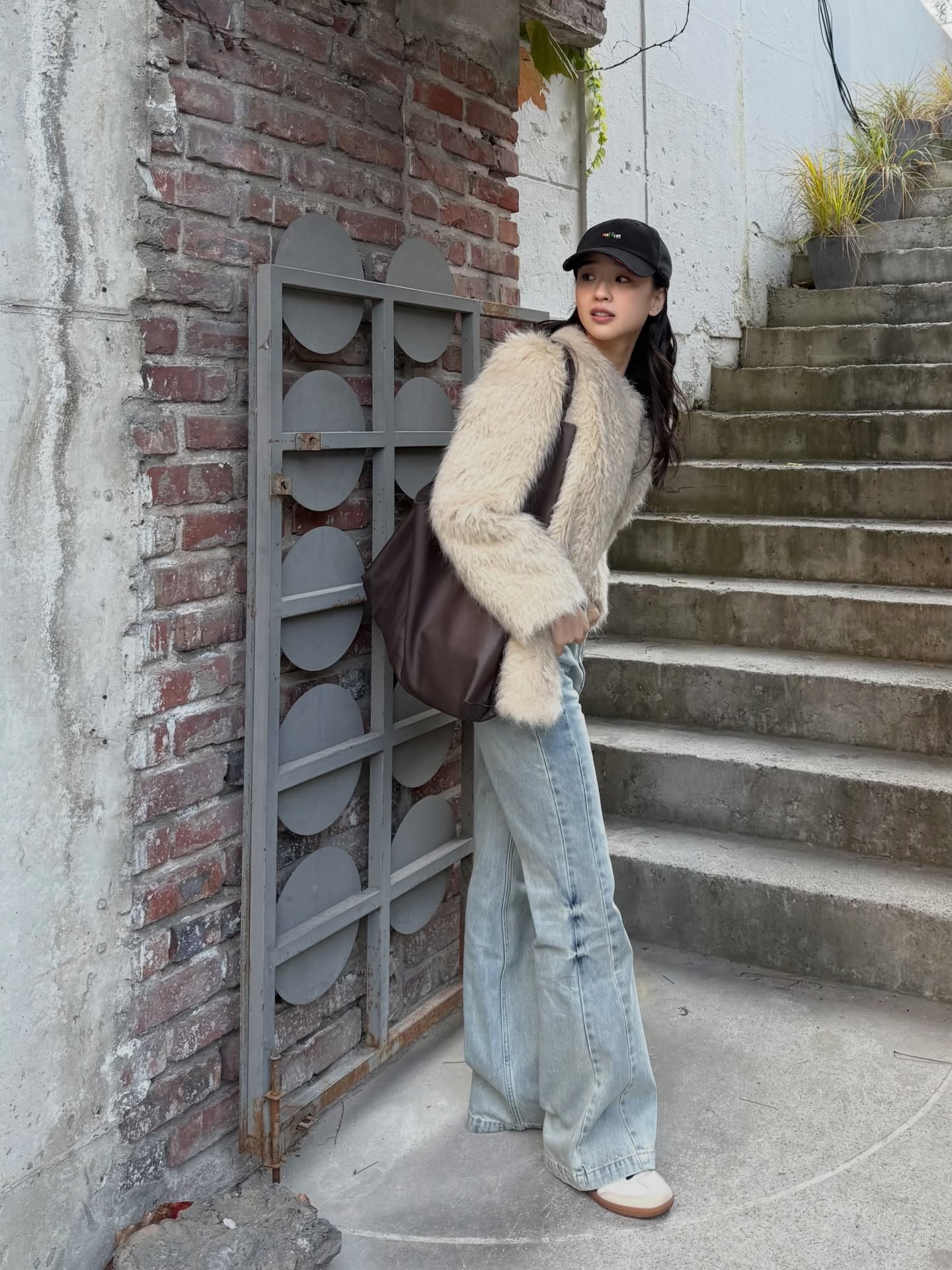 겨울에도 볼캡 잊지 않았죠?🙌🏻
옷 고민할 시간 없을 땐 볼캡만 한 게 없어🧢🖤 자꾸 손이 가요 이미지9