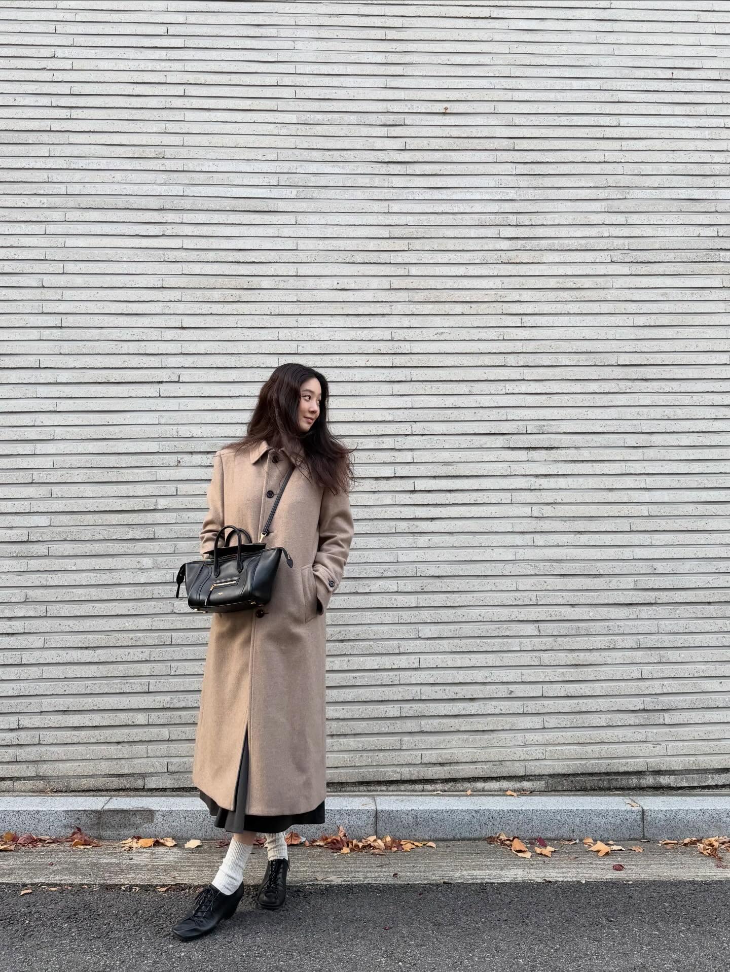 겨울 무드 꽉꽉 채운 정려원룩🤍
담백한 겨울 분위기 좋아하면 여기서 다 해결 가능☕️🤎

겨울 분위기 살려줄 아이템들, 지금 바로 소개해드릴게요.

1. 셀린느 수트 코트, 800만 원대
클래식한 실루엣과 캐시미어 소재의 롱코트입니다. 셔츠 칼라와 혼 버튼 디테일이 더해져 단정하고 고급스러운 분위기를 완성해줍니다.

2. 셀린느 스몰 뉴 러기지, 400만 원대
부드러운 램스킨 소재가 특징인 스몰 러기지 백입니다. 지퍼 포켓 디테일이 더해져 클래식하고 세련된 포인트를 만들어주는데요. 숄더나 크로스백으로 다양하게 활용할 수 있습니다.

3. 르메르 수리 클래식 더비, 70만 원대
나파 양가죽으로 만들어진 더비 슈즈입니다. 가죽을 접어 만든 미니멀한 실루엣과 스퀘어 토, 쿠반 힐이 특징인데요. 5.5cm 힐 높이로 롱코트나 스커트와 함께 매치해 편안하게 스타일링할 수 있습니다. 이미지9