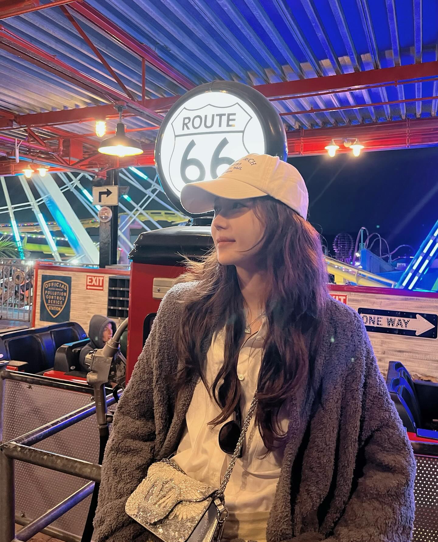 겨울에도 볼캡 잊지 않았죠?🙌🏻
옷 고민할 시간 없을 땐 볼캡만 한 게 없어🧢🖤 자꾸 손이 가요 이미지5