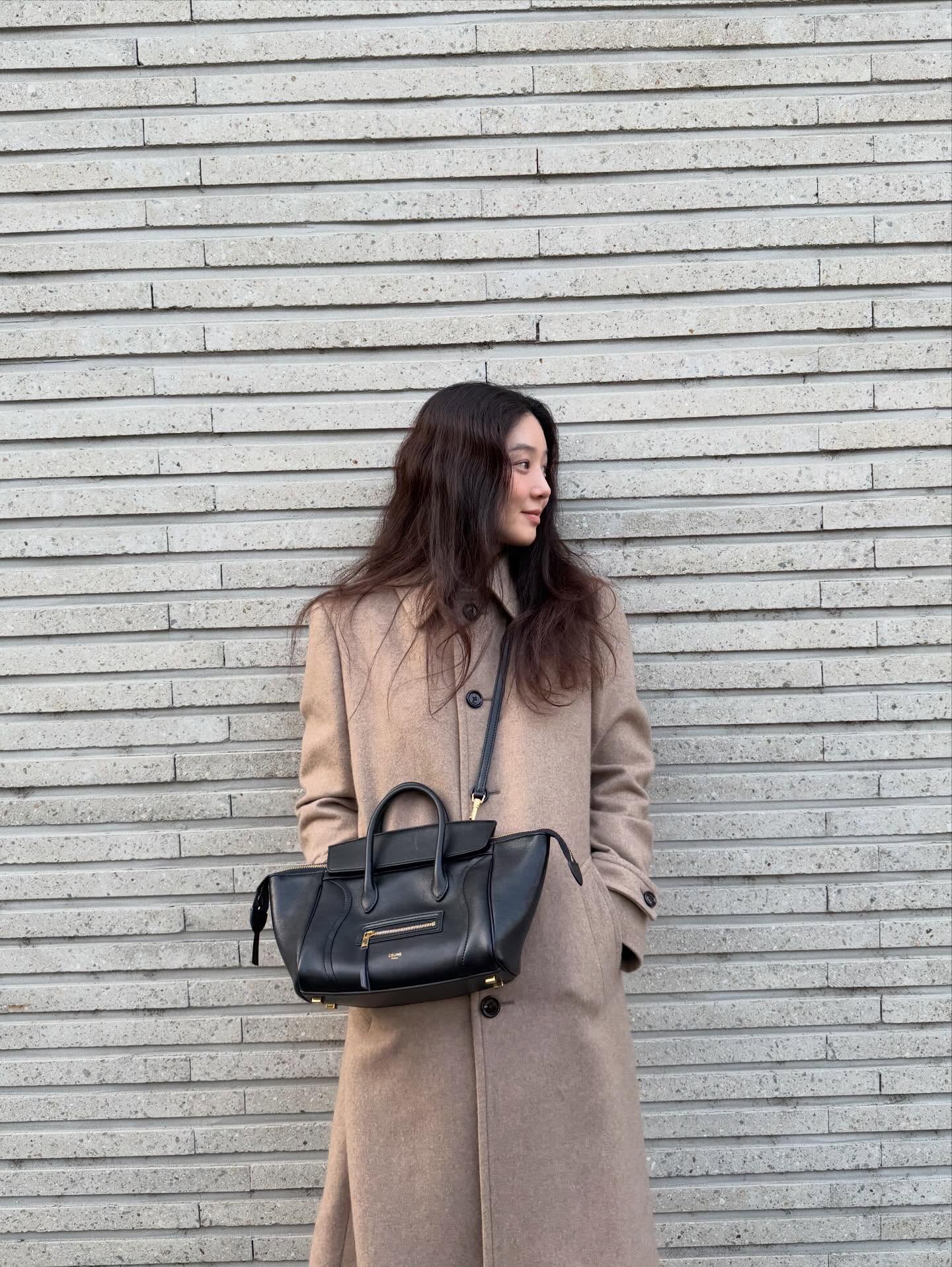 겨울 무드 꽉꽉 채운 정려원룩🤍
담백한 겨울 분위기 좋아하면 여기서 다 해결 가능☕️🤎

겨울 분위기 살려줄 아이템들, 지금 바로 소개해드릴게요.

1. 셀린느 수트 코트, 800만 원대
클래식한 실루엣과 캐시미어 소재의 롱코트입니다. 셔츠 칼라와 혼 버튼 디테일이 더해져 단정하고 고급스러운 분위기를 완성해줍니다.

2. 셀린느 스몰 뉴 러기지, 400만 원대
부드러운 램스킨 소재가 특징인 스몰 러기지 백입니다. 지퍼 포켓 디테일이 더해져 클래식하고 세련된 포인트를 만들어주는데요. 숄더나 크로스백으로 다양하게 활용할 수 있습니다.

3. 르메르 수리 클래식 더비, 70만 원대
나파 양가죽으로 만들어진 더비 슈즈입니다. 가죽을 접어 만든 미니멀한 실루엣과 스퀘어 토, 쿠반 힐이 특징인데요. 5.5cm 힐 높이로 롱코트나 스커트와 함께 매치해 편안하게 스타일링할 수 있습니다. 이미지1