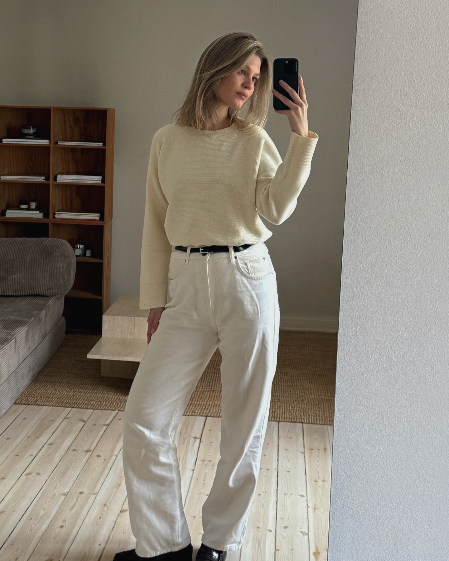 직장인도 입기 좋은 화이트 팬츠🤍
칙칙한 겨울룩에 미니멀하고 산뜻한 화이트 팬츠 더해보자✨🧚🏻 이미지3