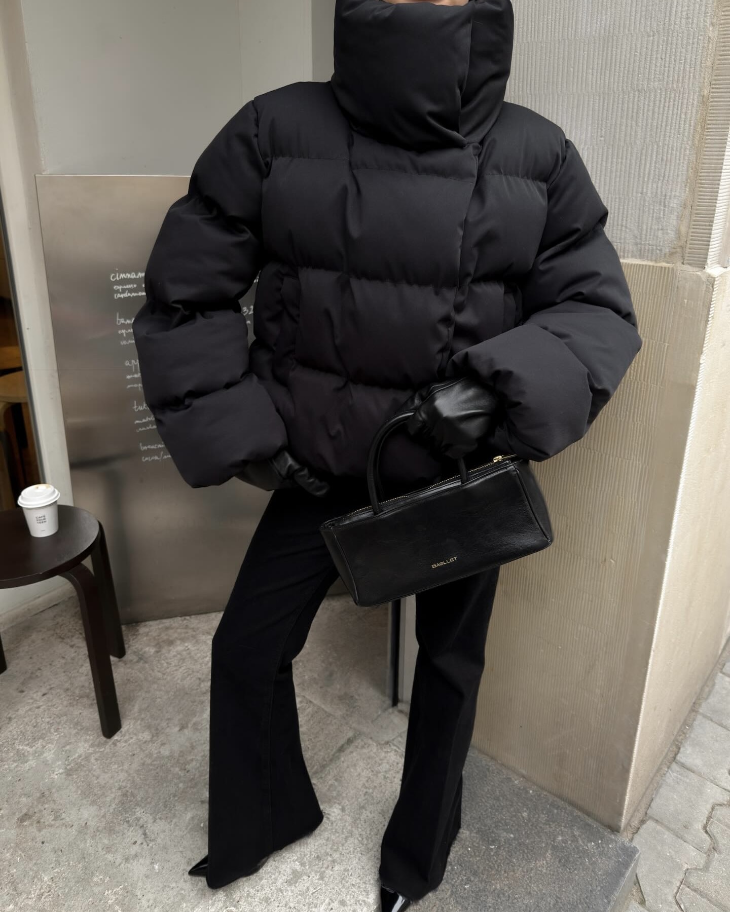 코디 고민 줄여주는 블랙 패딩🖤
슬랙스부터 니트까지 데일리로 입기 좋은 패딩은 따로 있어🔍👀

올겨울을 책임질 블랙 패딩 2가지를 소개합니다.

1. 룰루 레몬 신치 웨이스트 600 다운 필 푸퍼, 50만 원대
엉덩이 살짝 덮는 하프 기장의 패딩으로, 내부 허리 스트링으로 핏 조절 가능하며 나일론과 엘라스테인 혼방 소재와 구스다운과 거위 깃털 충전재를 활용해 따뜻하고 가볍죠. 슬랙스와 니트에 매치하면 미니멀하면서도 페미닌한 출근룩으로 활용하기 좋습니다.

2. 모코 이스트 2018 재킷 에센셜, 20만 원대
크롭 기장의 코트를 연상시키는 단정한 실루엣이 돋보이는 패딩으로, 합성 퍼프 단열재와 폴리에스터, 비스코스 혼방 소재로 사용해 편안하고 베이직한 아이템이죠. 부츠컷 슬랙스와 매치하면 도시적이면서 세련된 겨울룩을 완성할 수 있습니다. 이미지5