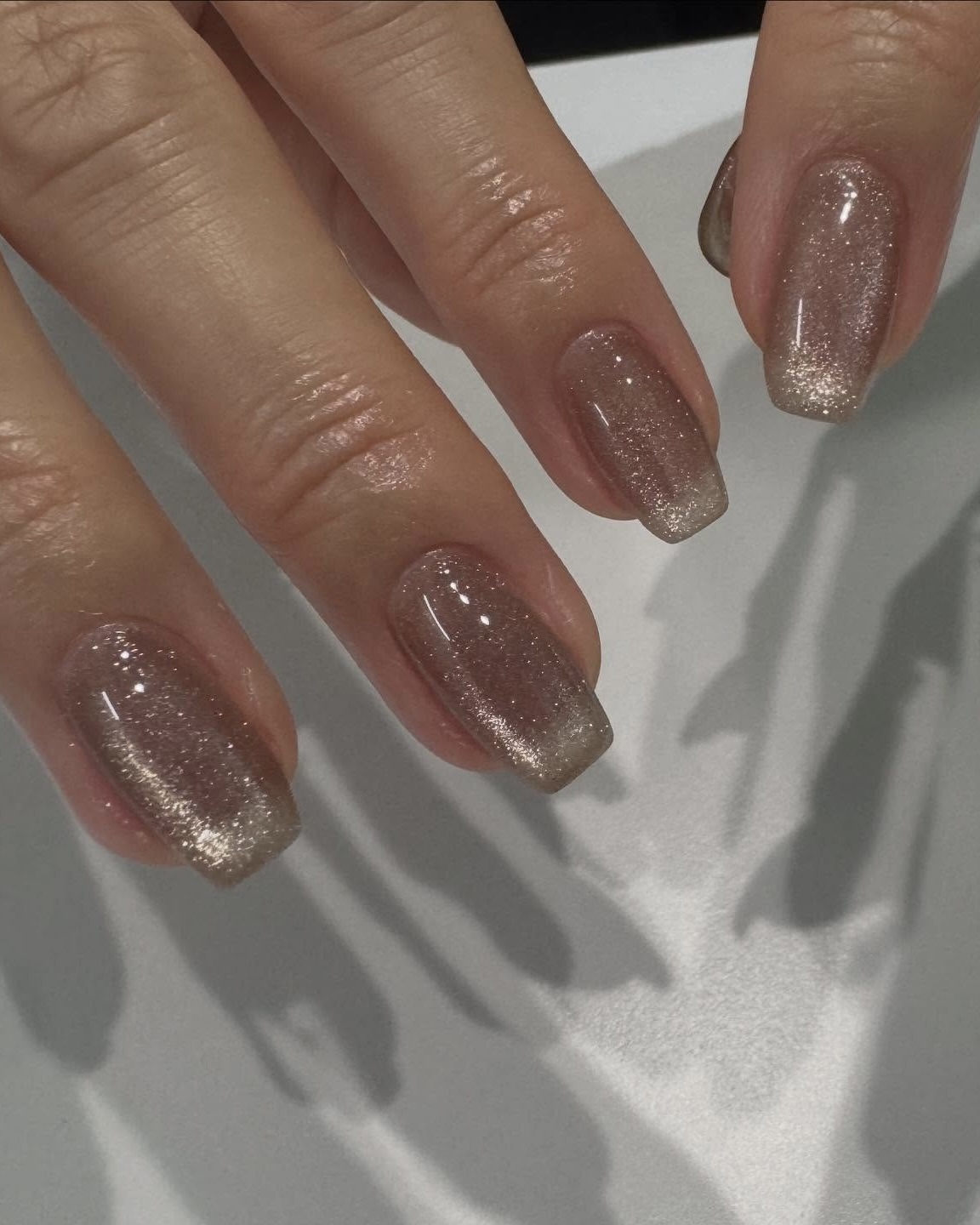 연말엔 자석 네일로 손끝도 반짝✨
각도에 따라 분위기가 다른 오묘한 자석 네일로 연말 준비🎄🫧 이미지3