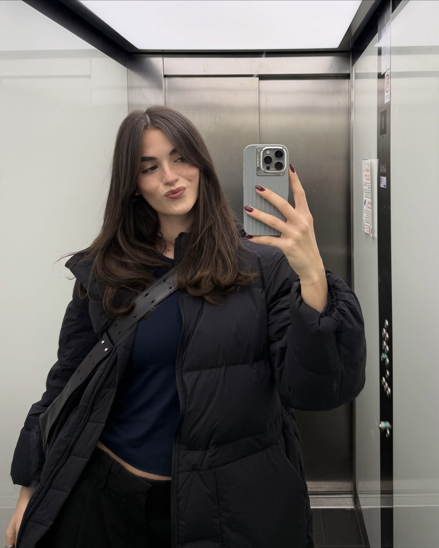 코디 고민 줄여주는 블랙 패딩🖤
슬랙스부터 니트까지 데일리로 입기 좋은 패딩은 따로 있어🔍👀

올겨울을 책임질 블랙 패딩 2가지를 소개합니다.

1. 룰루 레몬 신치 웨이스트 600 다운 필 푸퍼, 50만 원대
엉덩이 살짝 덮는 하프 기장의 패딩으로, 내부 허리 스트링으로 핏 조절 가능하며 나일론과 엘라스테인 혼방 소재와 구스다운과 거위 깃털 충전재를 활용해 따뜻하고 가볍죠. 슬랙스와 니트에 매치하면 미니멀하면서도 페미닌한 출근룩으로 활용하기 좋습니다.

2. 모코 이스트 2018 재킷 에센셜, 20만 원대
크롭 기장의 코트를 연상시키는 단정한 실루엣이 돋보이는 패딩으로, 합성 퍼프 단열재와 폴리에스터, 비스코스 혼방 소재로 사용해 편안하고 베이직한 아이템이죠. 부츠컷 슬랙스와 매치하면 도시적이면서 세련된 겨울룩을 완성할 수 있습니다. 이미지1