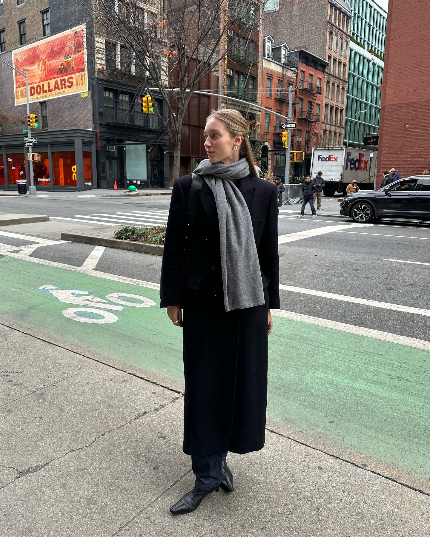 뉴욕 감성✨ 웨스트 빌리지 걸 코어
베이직 아이템으로 완성하는 웨스트 빌리지 코어 알아보자💫💖

해외에서 트렌드로 떠오른 웨스트 빌리지 걸 코어는 클래식 룩을 입고 여유로운 라이프 스타일을 즐기며, 마치 뉴욕 맨해튼에 살 것 같은 여자들을 연상시키는 스타일이죠. 베이직 아이템과 미니멀한 디테일을 활용한 자연스러운 도시적 세련미가 특징입니다.

화이트 티셔츠와 스트레이트 핏 데님, 코트와 재킷 그리고 클래식 로퍼나 플랫슈즈를 매치해 미니멀하면서 고감도 룩을 스타일링하는 것이 포인트죠. 웨스트 빌리지 걸 코어는 일상 속에서 편안하고 감각적인 도시 여성 라이프스타일을 완성해 줍니다. 이미지2