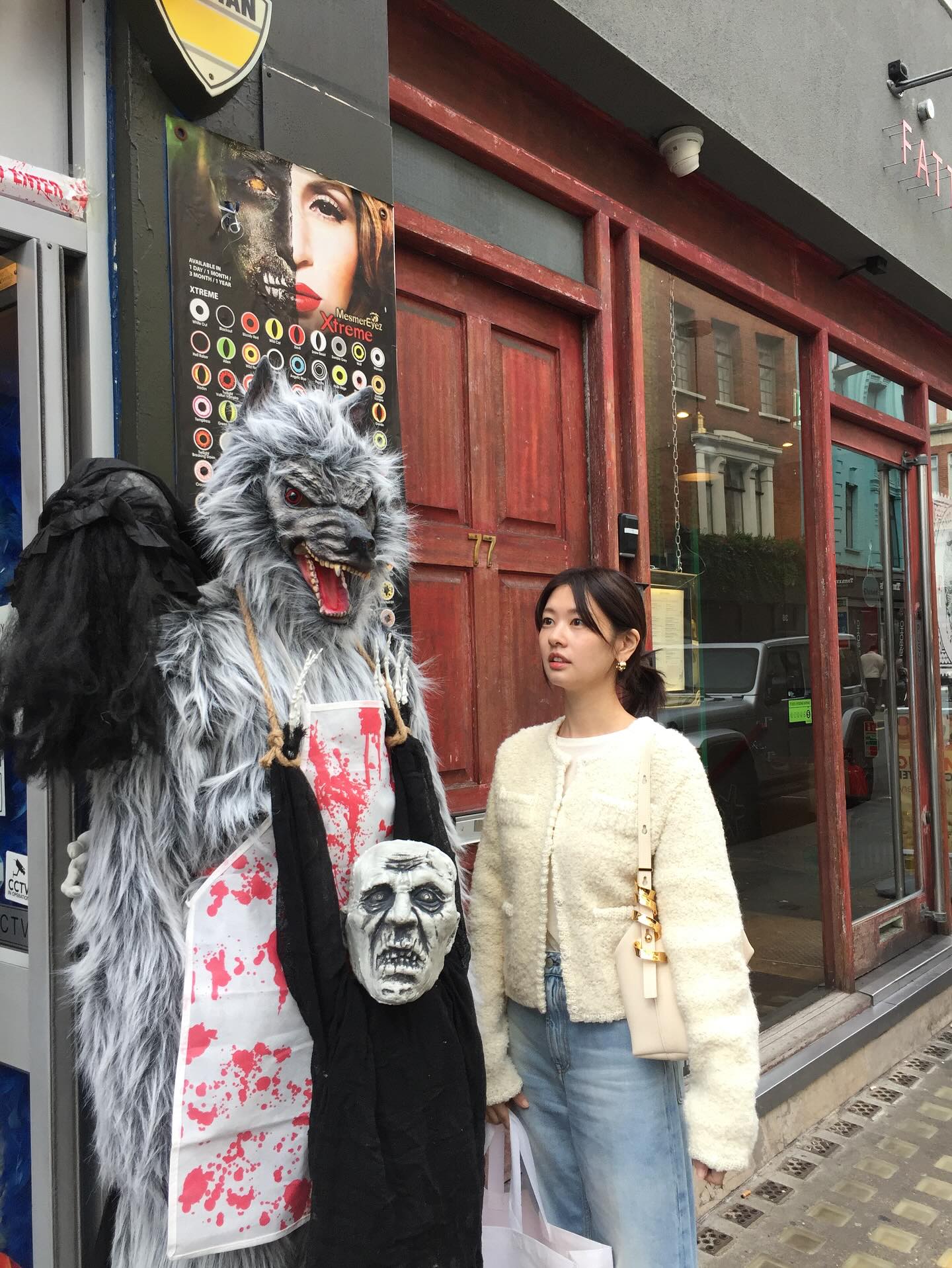 얼굴 톤 살아나는 화이트 숏 코트🌨️
블랙 코트만 입지말고 화이트 숏 코트로 산뜻하고 화사하게🫧🐇 이미지2