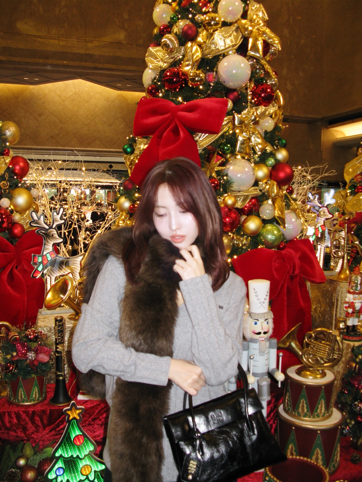 연말룩을 밝혀줄 미우미우백✨
니트에 찰떡인 미우미우백 2가지👜🖤
겨울에 포인트를 더해줄 미우미우백, 지금 소개해드릴게요.
1 가죽 클러치, 300만 원대
심플한 실루엣에 클래식한 무드가 더해진 클러치입니다. 골드 하드웨어가 포인트가 되어 숄더, 클러치, 크로스백 등 다양한 스타일링이 가능한 아이템인데요. 엘라는 니트 집업과 화이트 스커트를 매치해 겨울 데일리룩을 완성했습니다.
2. 솔리테르 광택 가죽 백, 500만 원대
2006년 미우미우 아카이브에서 영감을 받은 핸드백으로 우아한 분위기의 아이템입니다. 모모는 그레이 니트와 퍼 머플러를 매치해 연말룩을 완성했습니다. 이미지7