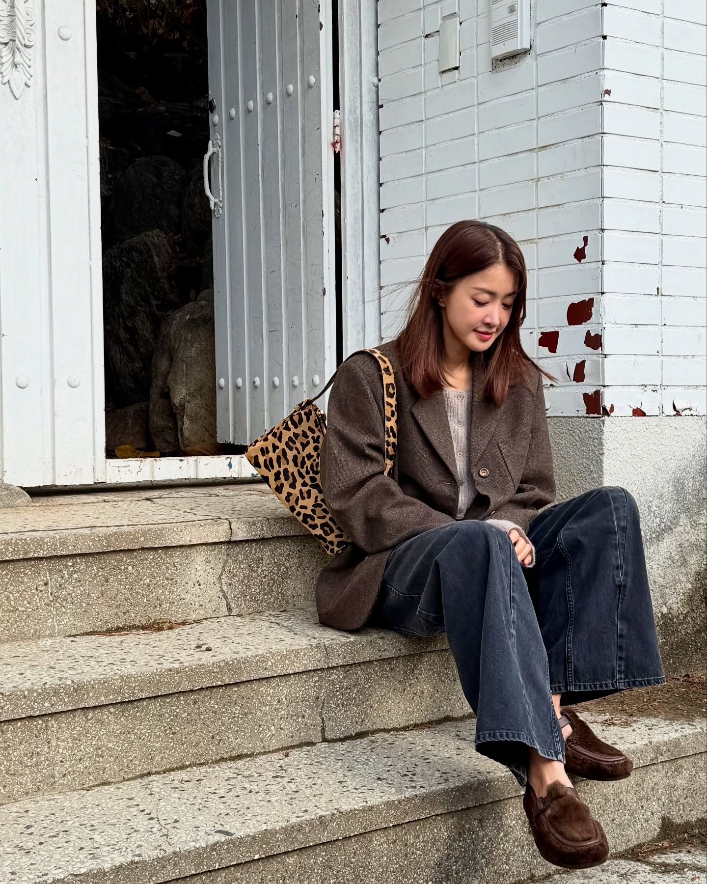 사계절 내내 발끝을 책임지는 로퍼👞
페미닌부터 클래식까지 모두 소화하는🔍💡로퍼 하나쯤 필요해
이 시점, 신기 좋은 로퍼 2가지 모았습니다.
1. 프라다 초콜릿 브러시드 가죽 로퍼, 160만 원대
차정원이 착용한 로퍼는 브랜드 시그니처 아이템으로, 가죽 스트랩과 아이코닉한 에나멜 트라이앵글 로고가 포인트죠. 미니 스커트와 차분한 그레이 스타킹과 매치하면 클래식하면서도 페미닌한 무드를 연출할 수 있습니다.
2. 헤레우 알버 시어링 로퍼, 83만 원대
이시영이 신은 로퍼는 T 스트랩과 가벼운 시어링 소재에 부드러운 가죽 트리밍, 도톰하고 부드러운 실루엣이 특징이죠. 데님 팬츠와 블레이저 울코트와 매치하면 모던하면서도 포근한 겨울룩을 완성할 수 있습니다. 이미지4