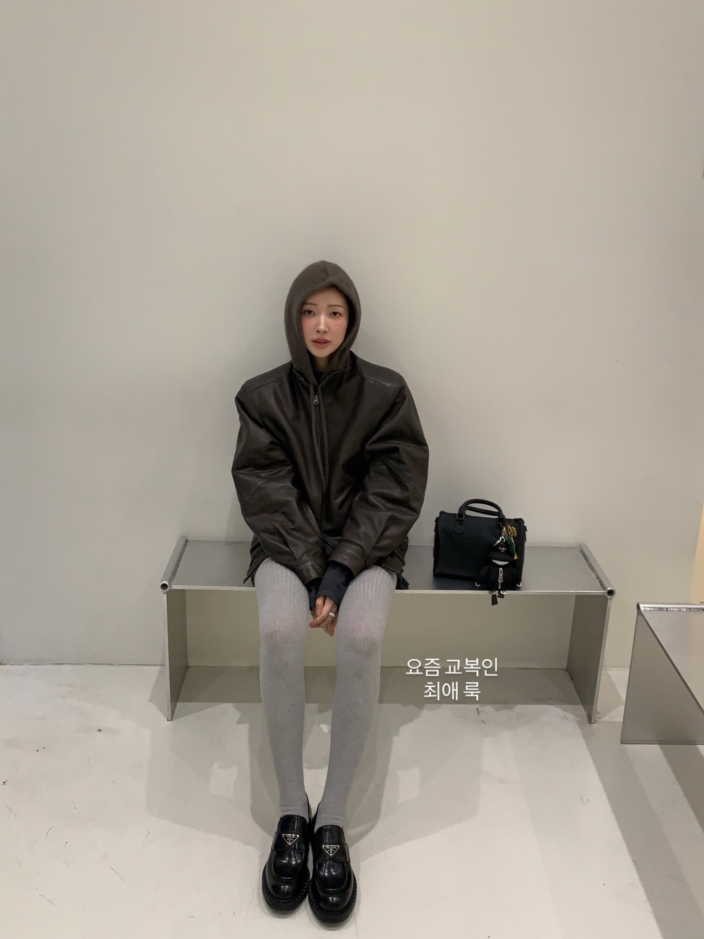 사계절 내내 발끝을 책임지는 로퍼👞
페미닌부터 클래식까지 모두 소화하는🔍💡로퍼 하나쯤 필요해
이 시점, 신기 좋은 로퍼 2가지 모았습니다.
1. 프라다 초콜릿 브러시드 가죽 로퍼, 160만 원대
차정원이 착용한 로퍼는 브랜드 시그니처 아이템으로, 가죽 스트랩과 아이코닉한 에나멜 트라이앵글 로고가 포인트죠. 미니 스커트와 차분한 그레이 스타킹과 매치하면 클래식하면서도 페미닌한 무드를 연출할 수 있습니다.
2. 헤레우 알버 시어링 로퍼, 83만 원대
이시영이 신은 로퍼는 T 스트랩과 가벼운 시어링 소재에 부드러운 가죽 트리밍, 도톰하고 부드러운 실루엣이 특징이죠. 데님 팬츠와 블레이저 울코트와 매치하면 모던하면서도 포근한 겨울룩을 완성할 수 있습니다. 이미지2