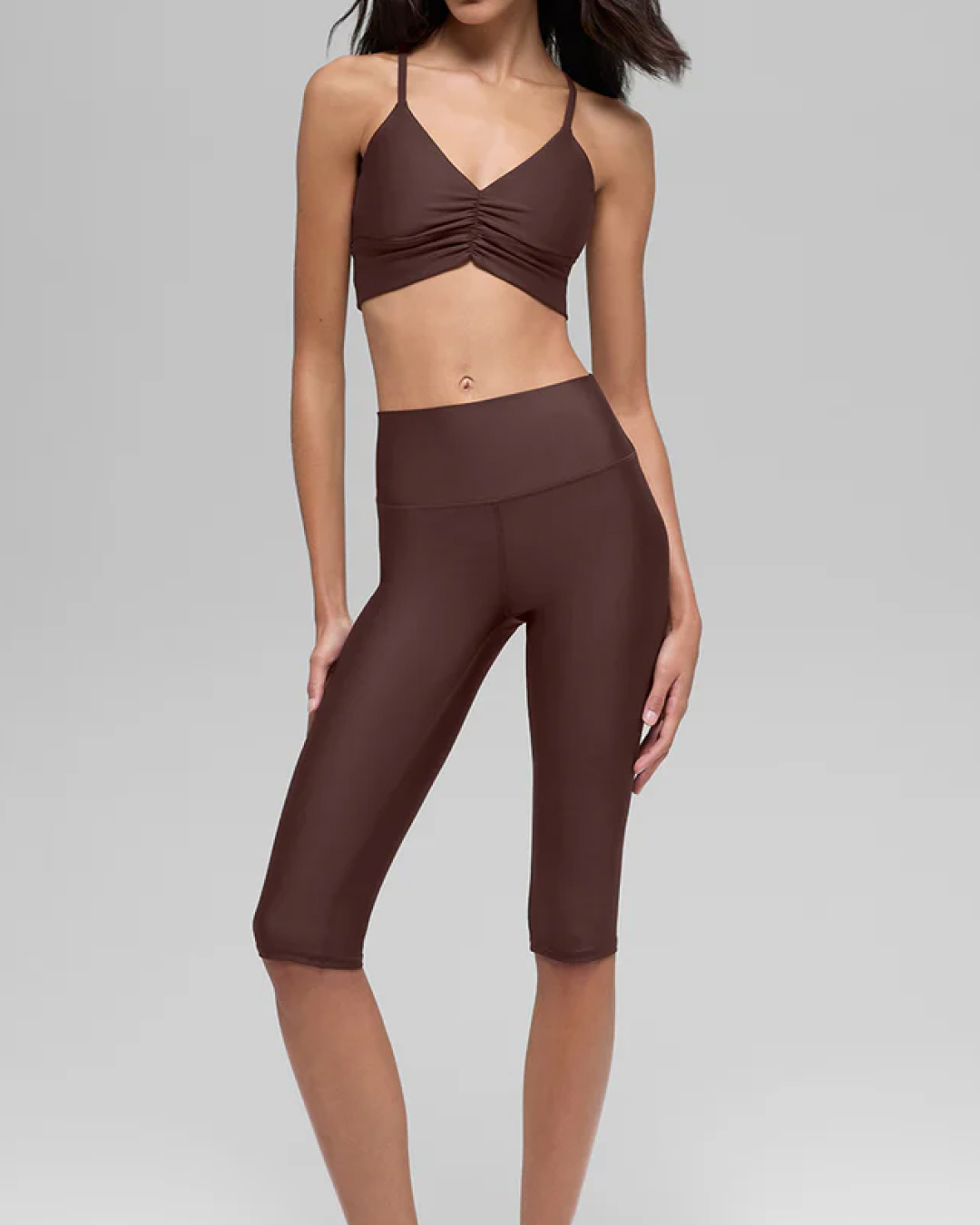 켄달하면 알로 알로하면 켄달🤎
실내 운동에도 빠질 수 없는 켄달 제너의 알로🏃‍♀️✨

1. 알로 에어리프트 디바인 브라, 10만 원대
앞면 셔링 디테일과 슬림한 백 크로스 스트랩이 특징인 브라로, 스트랩 길이 조절이 가능해 체형에 맞춘 안정적인 핏을 제공합니다. 탈부착 가능한 브라 패드가 더해져 운동부터 일상까지 활용도 높게 착용할 수 있는 아이템입니다.

2. 에어리프트 하이웨이스트 카프리, 10만 원대
하이웨이스트 디자인의 16인치 기장 카프리 팬츠입니다. 신축성이 뛰어나 요가나 발레, 일상룩에도 매치할 수 있는 아이템입니다. 이미지3