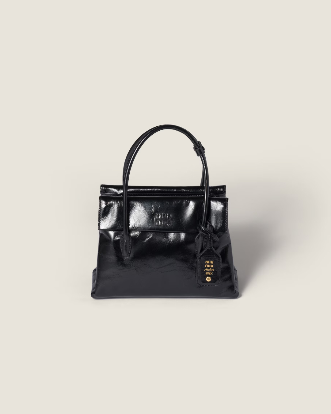 연말룩을 밝혀줄 미우미우백✨
니트에 찰떡인 미우미우백 2가지👜🖤
겨울에 포인트를 더해줄 미우미우백, 지금 소개해드릴게요.
1 가죽 클러치, 300만 원대
심플한 실루엣에 클래식한 무드가 더해진 클러치입니다. 골드 하드웨어가 포인트가 되어 숄더, 클러치, 크로스백 등 다양한 스타일링이 가능한 아이템인데요. 엘라는 니트 집업과 화이트 스커트를 매치해 겨울 데일리룩을 완성했습니다.
2. 솔리테르 광택 가죽 백, 500만 원대
2006년 미우미우 아카이브에서 영감을 받은 핸드백으로 우아한 분위기의 아이템입니다. 모모는 그레이 니트와 퍼 머플러를 매치해 연말룩을 완성했습니다. 이미지4