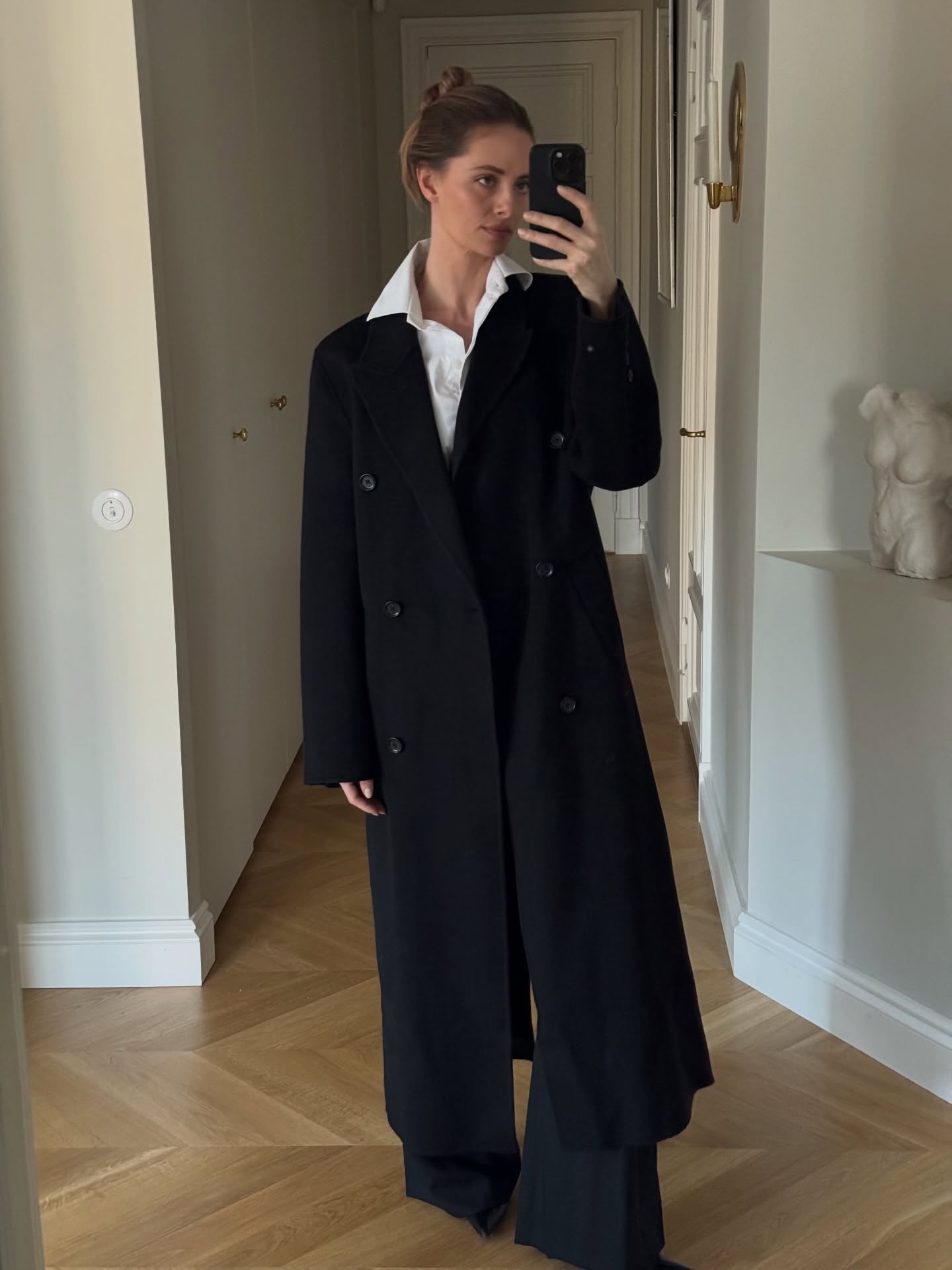 뉴욕 감성✨ 웨스트 빌리지 걸 코어
베이직 아이템으로 완성하는 웨스트 빌리지 코어 알아보자💫💖

해외에서 트렌드로 떠오른 웨스트 빌리지 걸 코어는 클래식 룩을 입고 여유로운 라이프 스타일을 즐기며, 마치 뉴욕 맨해튼에 살 것 같은 여자들을 연상시키는 스타일이죠. 베이직 아이템과 미니멀한 디테일을 활용한 자연스러운 도시적 세련미가 특징입니다.

화이트 티셔츠와 스트레이트 핏 데님, 코트와 재킷 그리고 클래식 로퍼나 플랫슈즈를 매치해 미니멀하면서 고감도 룩을 스타일링하는 것이 포인트죠. 웨스트 빌리지 걸 코어는 일상 속에서 편안하고 감각적인 도시 여성 라이프스타일을 완성해 줍니다. 이미지7