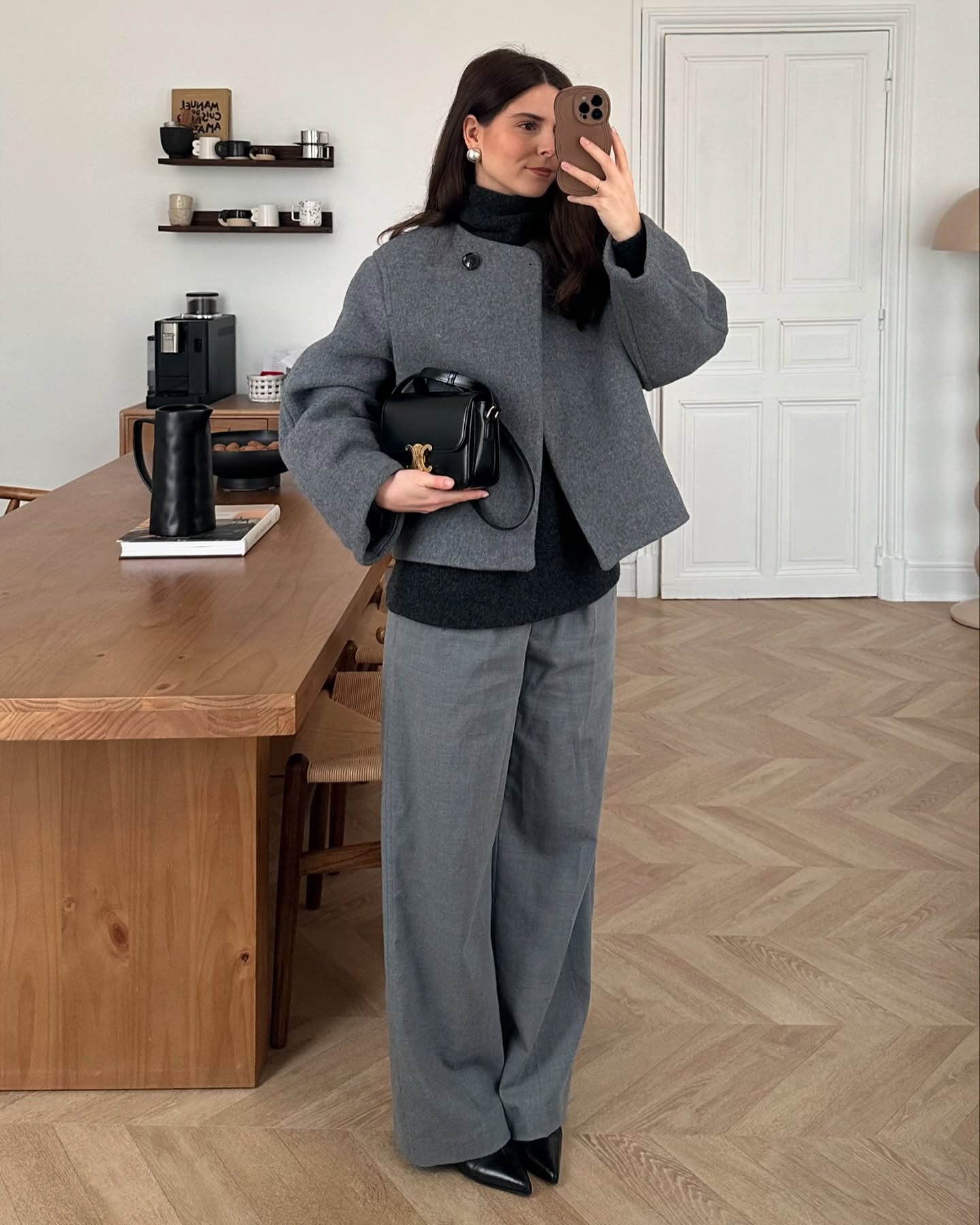 숏 코트로 매일 다른 느낌으로🔍
실패 없는 숏 코트 데일리 스타일링 아르켜 줄게🖤🩶

각기 다른 분위기의 숏 코트와 하의 스타일링 4가지를 소개합니다.

1. 화이트 팬츠
겨울에도 산뜻하게 만들어주는 화이트 팬츠와 숏 코트 조합은 컬러에 따라 분위기가 달라지는데요. 블랙은 미니멀한 무드를, 그레이는 부드럽고 차분한 분위기를 만들어 줍니다.

2. 데님 팬츠
베이직한 데님 팬츠에 숏 코트를 매치하면 실루엣이 단정해 보이며 캐주얼하면서도 꾸안꾸 무드를 연출할 수 있어 데일리로 부담 없이 입기 좋죠. 

3. 슬랙스
출근룩으로 입기 좋은 슬랙스와 숏 코트 조합은 포멀하면서도 도시적인 분위기를 완성하죠. 특히 셋업 느낌으로 같은 톤으로 맞추면 모던하고 단정해 하객룩으로도 활용하기 좋습니다.

4. 미니 스커트
숏한 기장의 미니스커트와 숏 코트를 매치하면 원피스처럼 연출할 수 있어 다리가 길어 보이는 체형 보완 효과까지 더해지죠. 여성스럽고 우아한 분위기가 살아나 연말에 입기 좋습니다. 이미지7