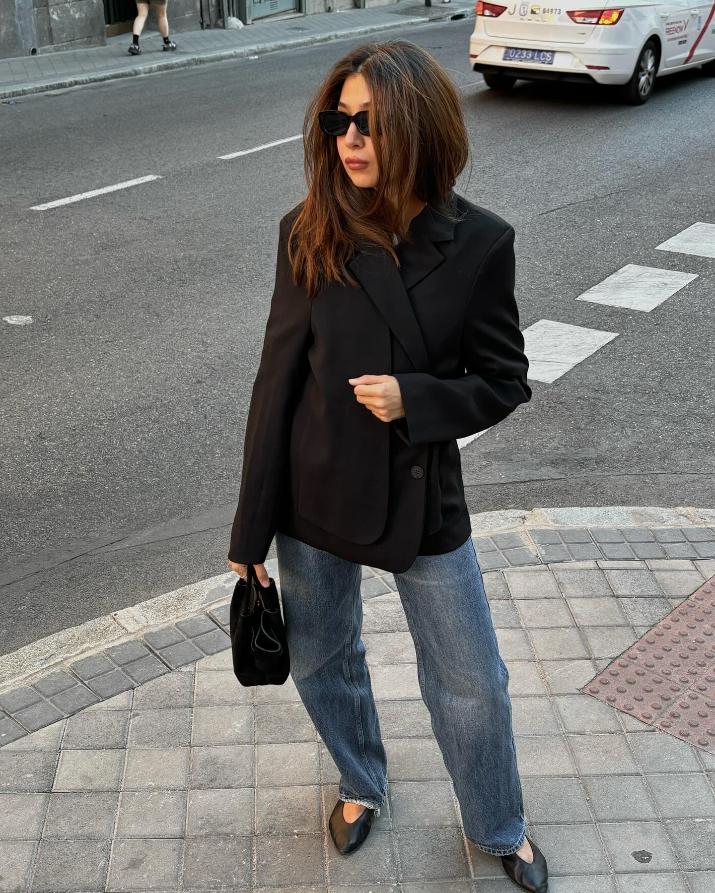 숏 코트로 매일 다른 느낌으로🔍
실패 없는 숏 코트 데일리 스타일링 아르켜 줄게🖤🩶

각기 다른 분위기의 숏 코트와 하의 스타일링 4가지를 소개합니다.

1. 화이트 팬츠
겨울에도 산뜻하게 만들어주는 화이트 팬츠와 숏 코트 조합은 컬러에 따라 분위기가 달라지는데요. 블랙은 미니멀한 무드를, 그레이는 부드럽고 차분한 분위기를 만들어 줍니다.

2. 데님 팬츠
베이직한 데님 팬츠에 숏 코트를 매치하면 실루엣이 단정해 보이며 캐주얼하면서도 꾸안꾸 무드를 연출할 수 있어 데일리로 부담 없이 입기 좋죠. 

3. 슬랙스
출근룩으로 입기 좋은 슬랙스와 숏 코트 조합은 포멀하면서도 도시적인 분위기를 완성하죠. 특히 셋업 느낌으로 같은 톤으로 맞추면 모던하고 단정해 하객룩으로도 활용하기 좋습니다.

4. 미니 스커트
숏한 기장의 미니스커트와 숏 코트를 매치하면 원피스처럼 연출할 수 있어 다리가 길어 보이는 체형 보완 효과까지 더해지죠. 여성스럽고 우아한 분위기가 살아나 연말에 입기 좋습니다. 이미지6