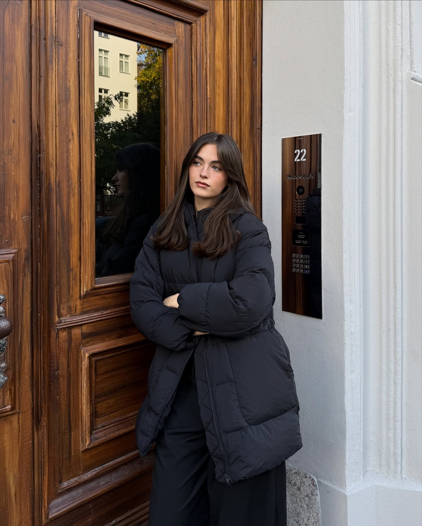 코디 고민 줄여주는 블랙 패딩🖤
슬랙스부터 니트까지 데일리로 입기 좋은 패딩은 따로 있어🔍👀

올겨울을 책임질 블랙 패딩 2가지를 소개합니다.

1. 룰루 레몬 신치 웨이스트 600 다운 필 푸퍼, 50만 원대
엉덩이 살짝 덮는 하프 기장의 패딩으로, 내부 허리 스트링으로 핏 조절 가능하며 나일론과 엘라스테인 혼방 소재와 구스다운과 거위 깃털 충전재를 활용해 따뜻하고 가볍죠. 슬랙스와 니트에 매치하면 미니멀하면서도 페미닌한 출근룩으로 활용하기 좋습니다.

2. 모코 이스트 2018 재킷 에센셜, 20만 원대
크롭 기장의 코트를 연상시키는 단정한 실루엣이 돋보이는 패딩으로, 합성 퍼프 단열재와 폴리에스터, 비스코스 혼방 소재로 사용해 편안하고 베이직한 아이템이죠. 부츠컷 슬랙스와 매치하면 도시적이면서 세련된 겨울룩을 완성할 수 있습니다. 이미지3