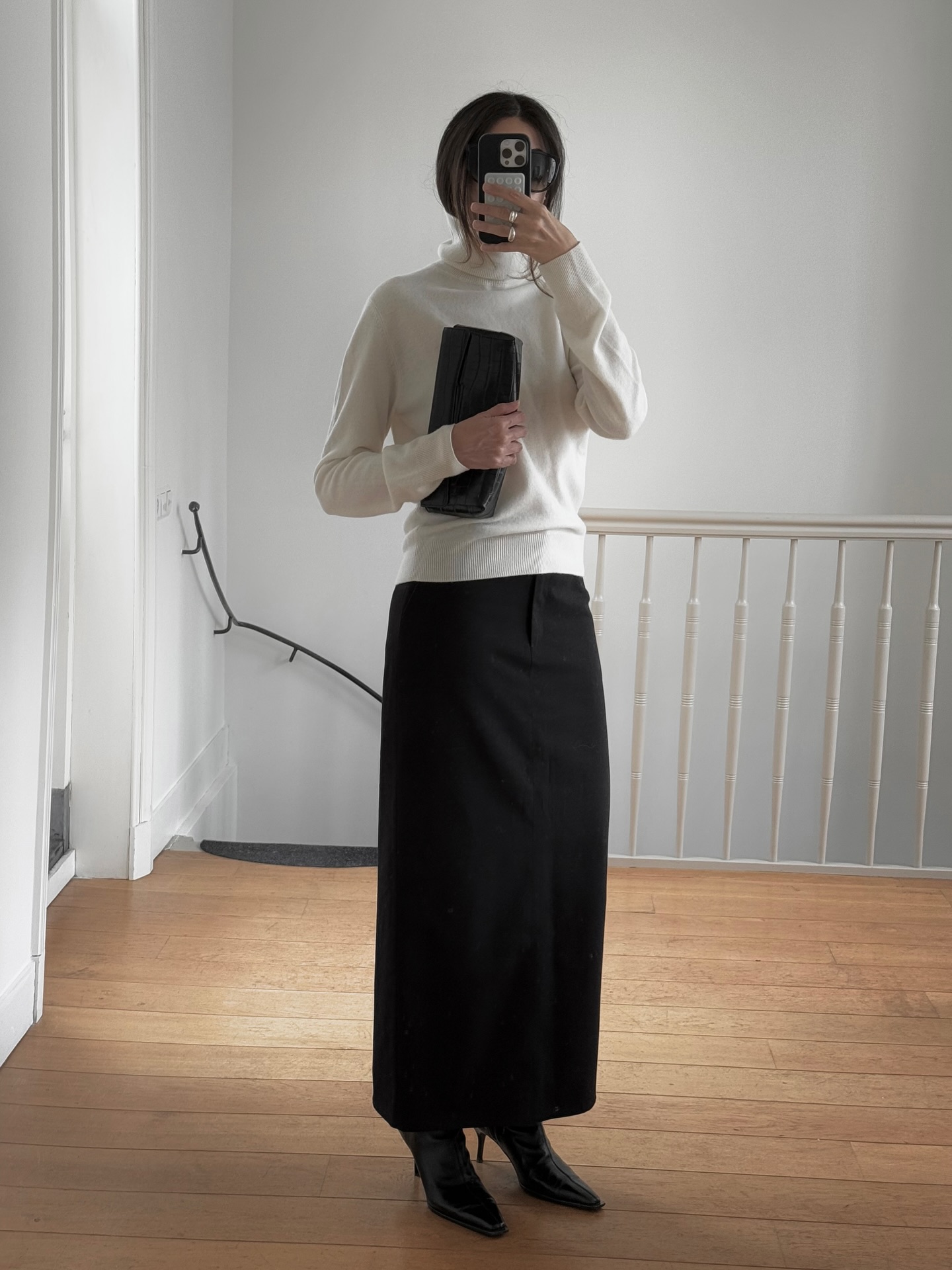 겨울룩에 빠지지 않는 롱스커트🖤
베이직한 블랙 롱스커트로 출근룩부터 데이트룩까지 완성👀🎶

 이미지1