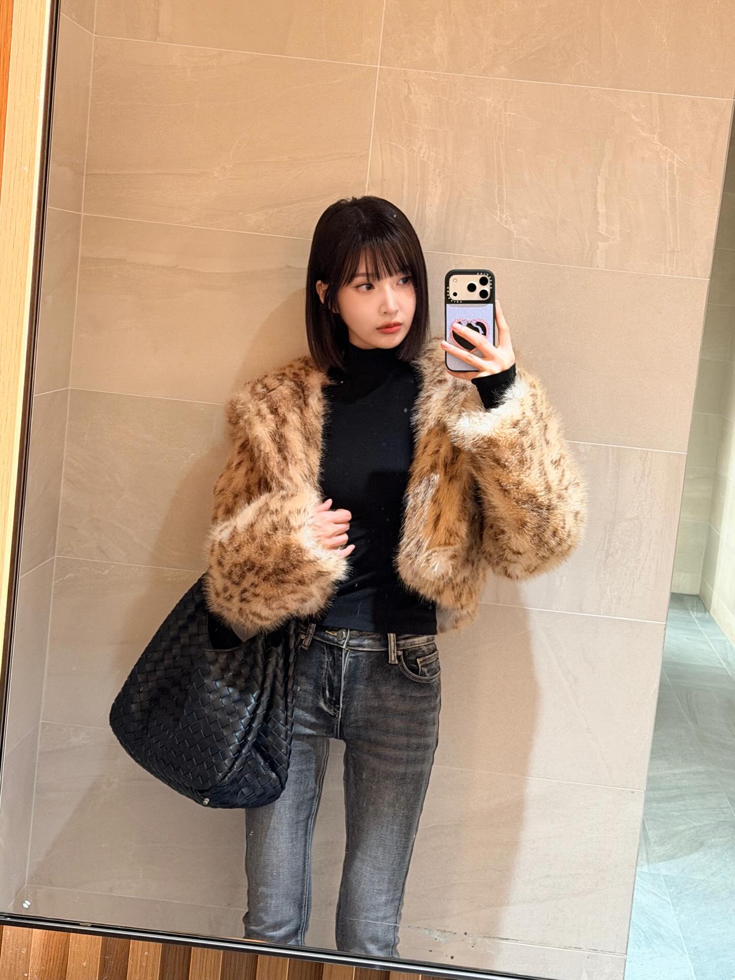 올해도 돌아온 퍼자켓 시즌🧸 셀럽들도 빠진 퍼자켓, 겨울 데일리룩에 바로 써먹자🤎 이미지