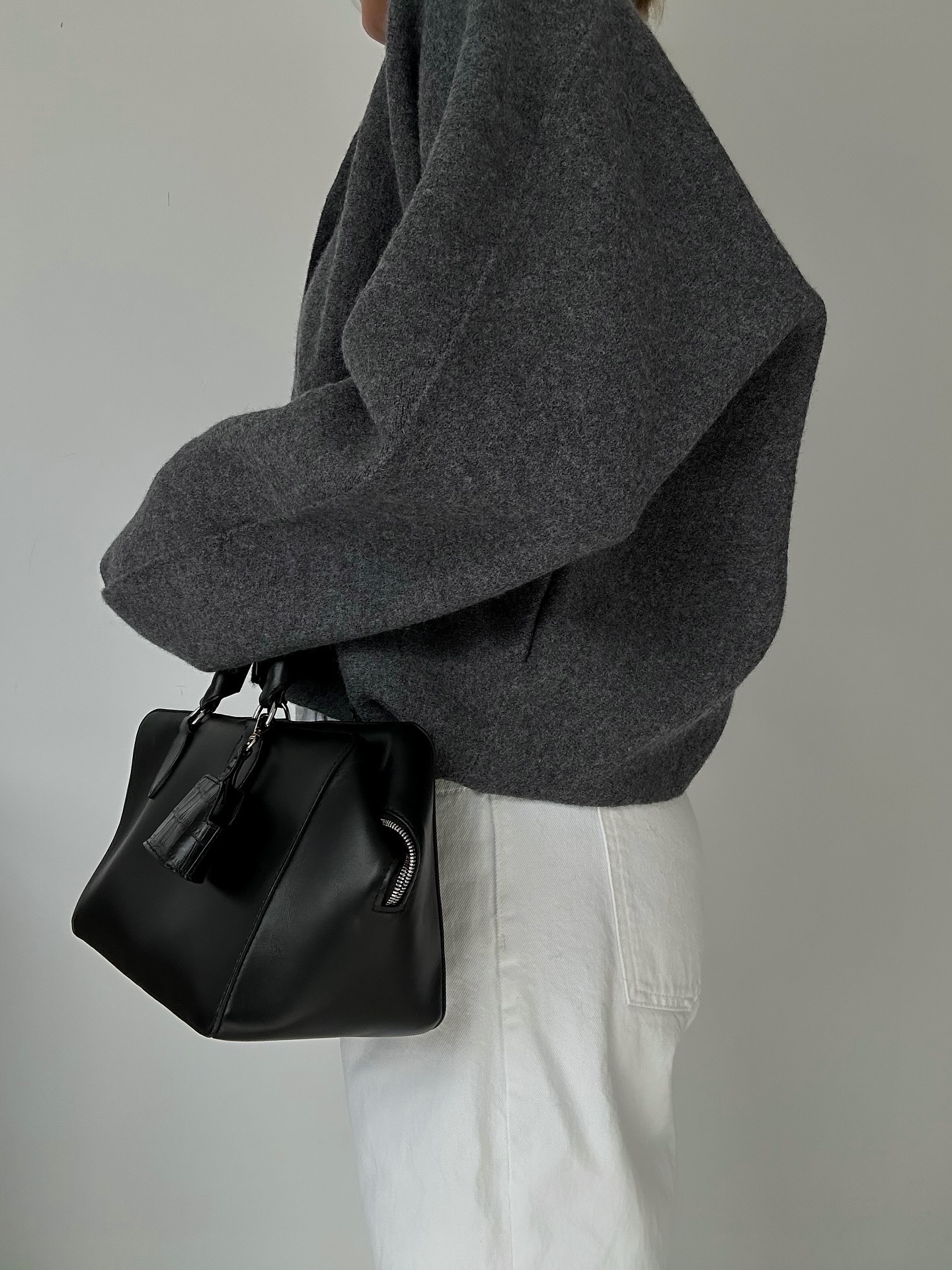 숏 코트로 매일 다른 느낌으로🔍
실패 없는 숏 코트 데일리 스타일링 아르켜 줄게🖤🩶

각기 다른 분위기의 숏 코트와 하의 스타일링 4가지를 소개합니다.

1. 화이트 팬츠
겨울에도 산뜻하게 만들어주는 화이트 팬츠와 숏 코트 조합은 컬러에 따라 분위기가 달라지는데요. 블랙은 미니멀한 무드를, 그레이는 부드럽고 차분한 분위기를 만들어 줍니다.

2. 데님 팬츠
베이직한 데님 팬츠에 숏 코트를 매치하면 실루엣이 단정해 보이며 캐주얼하면서도 꾸안꾸 무드를 연출할 수 있어 데일리로 부담 없이 입기 좋죠. 

3. 슬랙스
출근룩으로 입기 좋은 슬랙스와 숏 코트 조합은 포멀하면서도 도시적인 분위기를 완성하죠. 특히 셋업 느낌으로 같은 톤으로 맞추면 모던하고 단정해 하객룩으로도 활용하기 좋습니다.

4. 미니 스커트
숏한 기장의 미니스커트와 숏 코트를 매치하면 원피스처럼 연출할 수 있어 다리가 길어 보이는 체형 보완 효과까지 더해지죠. 여성스럽고 우아한 분위기가 살아나 연말에 입기 좋습니다. 이미지4