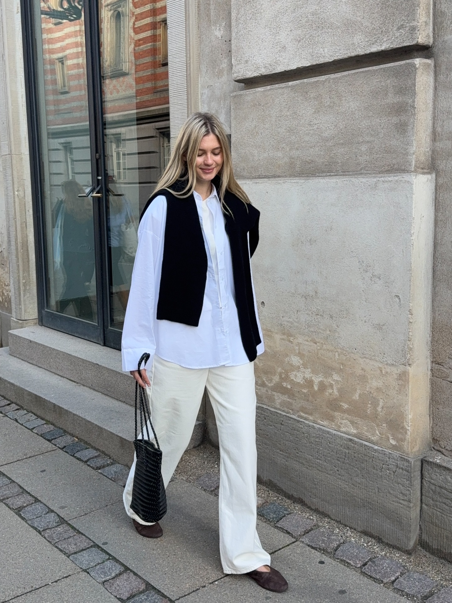 직장인도 입기 좋은 화이트 팬츠🤍
칙칙한 겨울룩에 미니멀하고 산뜻한 화이트 팬츠 더해보자✨🧚🏻 이미지5