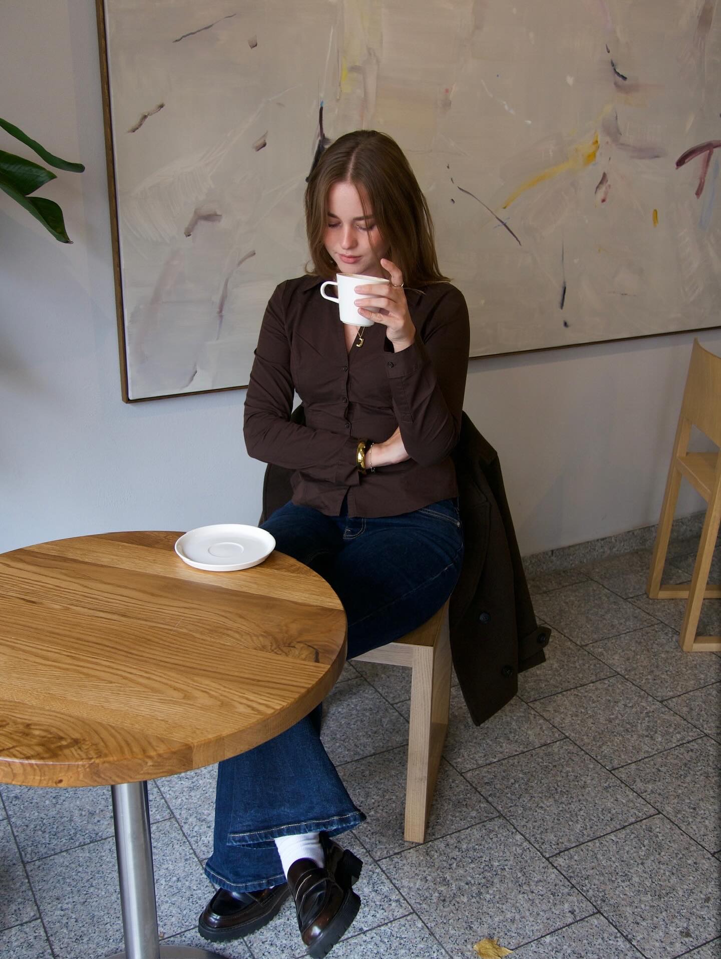 뉴욕 감성✨ 웨스트 빌리지 걸 코어
베이직 아이템으로 완성하는 웨스트 빌리지 코어 알아보자💫💖

해외에서 트렌드로 떠오른 웨스트 빌리지 걸 코어는 클래식 룩을 입고 여유로운 라이프 스타일을 즐기며, 마치 뉴욕 맨해튼에 살 것 같은 여자들을 연상시키는 스타일이죠. 베이직 아이템과 미니멀한 디테일을 활용한 자연스러운 도시적 세련미가 특징입니다.

화이트 티셔츠와 스트레이트 핏 데님, 코트와 재킷 그리고 클래식 로퍼나 플랫슈즈를 매치해 미니멀하면서 고감도 룩을 스타일링하는 것이 포인트죠. 웨스트 빌리지 걸 코어는 일상 속에서 편안하고 감각적인 도시 여성 라이프스타일을 완성해 줍니다. 이미지5