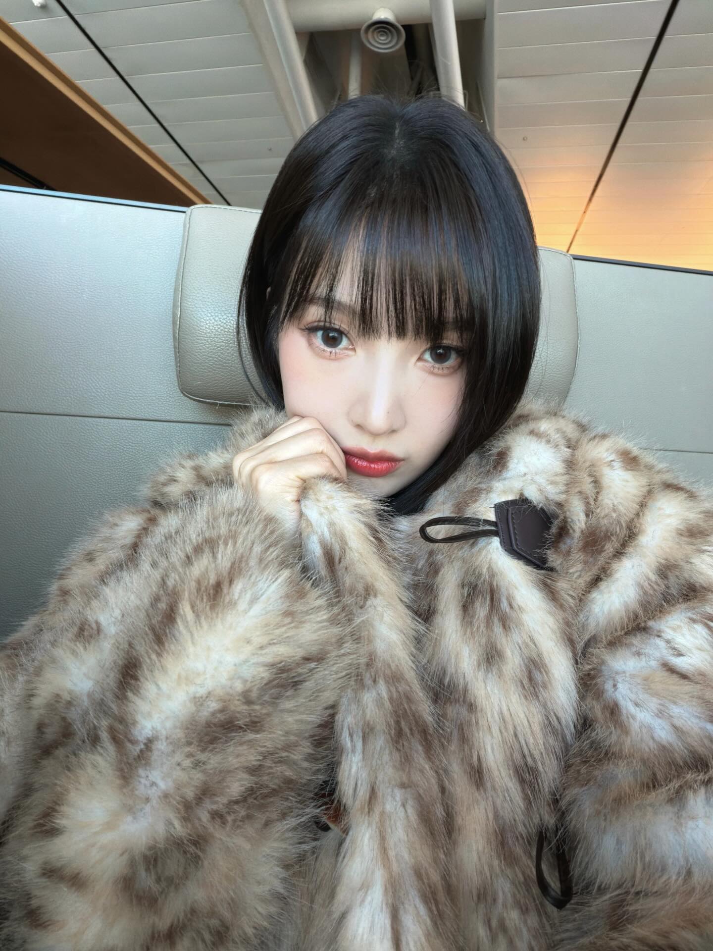 올해도 돌아온 퍼자켓 시즌🧸
셀럽들도 빠진 퍼자켓, 겨울 데일리룩에 바로 써먹자🤎 이미지2