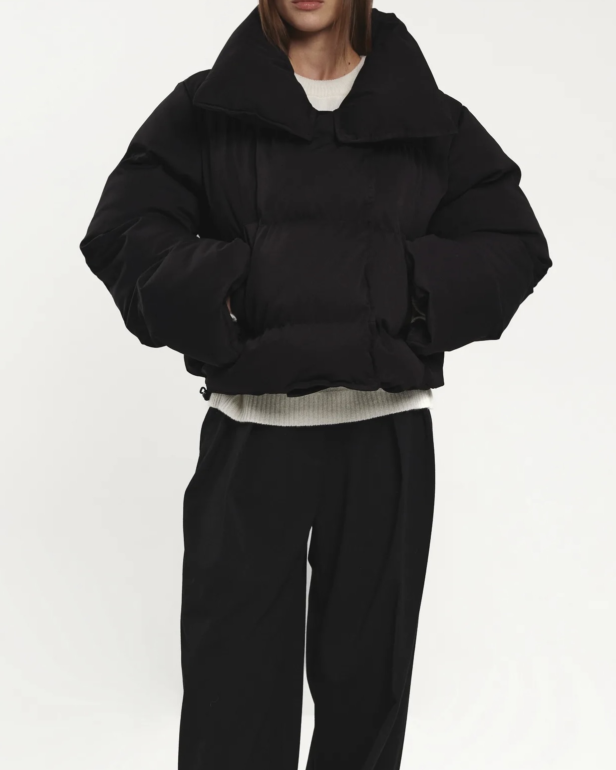 코디 고민 줄여주는 블랙 패딩🖤
슬랙스부터 니트까지 데일리로 입기 좋은 패딩은 따로 있어🔍👀

올겨울을 책임질 블랙 패딩 2가지를 소개합니다.

1. 룰루 레몬 신치 웨이스트 600 다운 필 푸퍼, 50만 원대
엉덩이 살짝 덮는 하프 기장의 패딩으로, 내부 허리 스트링으로 핏 조절 가능하며 나일론과 엘라스테인 혼방 소재와 구스다운과 거위 깃털 충전재를 활용해 따뜻하고 가볍죠. 슬랙스와 니트에 매치하면 미니멀하면서도 페미닌한 출근룩으로 활용하기 좋습니다.

2. 모코 이스트 2018 재킷 에센셜, 20만 원대
크롭 기장의 코트를 연상시키는 단정한 실루엣이 돋보이는 패딩으로, 합성 퍼프 단열재와 폴리에스터, 비스코스 혼방 소재로 사용해 편안하고 베이직한 아이템이죠. 부츠컷 슬랙스와 매치하면 도시적이면서 세련된 겨울룩을 완성할 수 있습니다. 이미지7