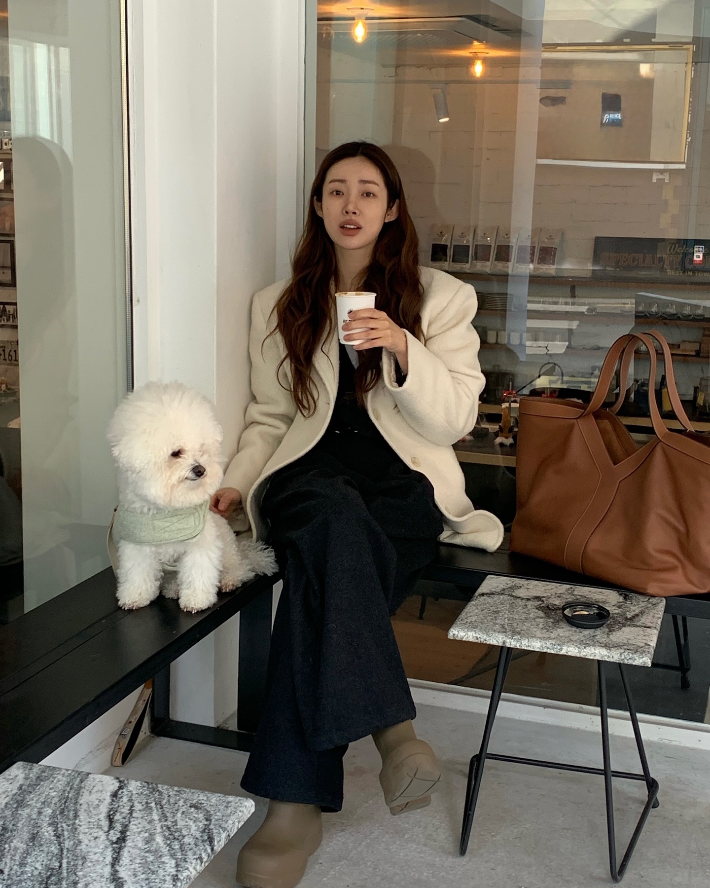 얼굴 톤 살아나는 화이트 숏 코트🌨️
블랙 코트만 입지말고 화이트 숏 코트로 산뜻하고 화사하게🫧🐇 이미지3