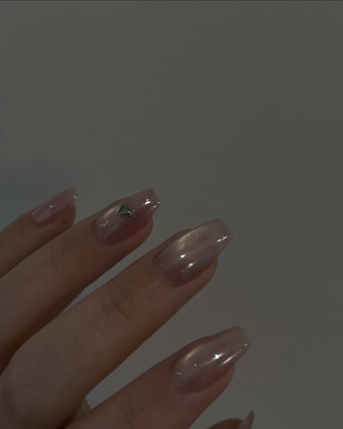 연말엔 자석 네일로 손끝도 반짝✨
각도에 따라 분위기가 다른 오묘한 자석 네일로 연말 준비🎄🫧 이미지4