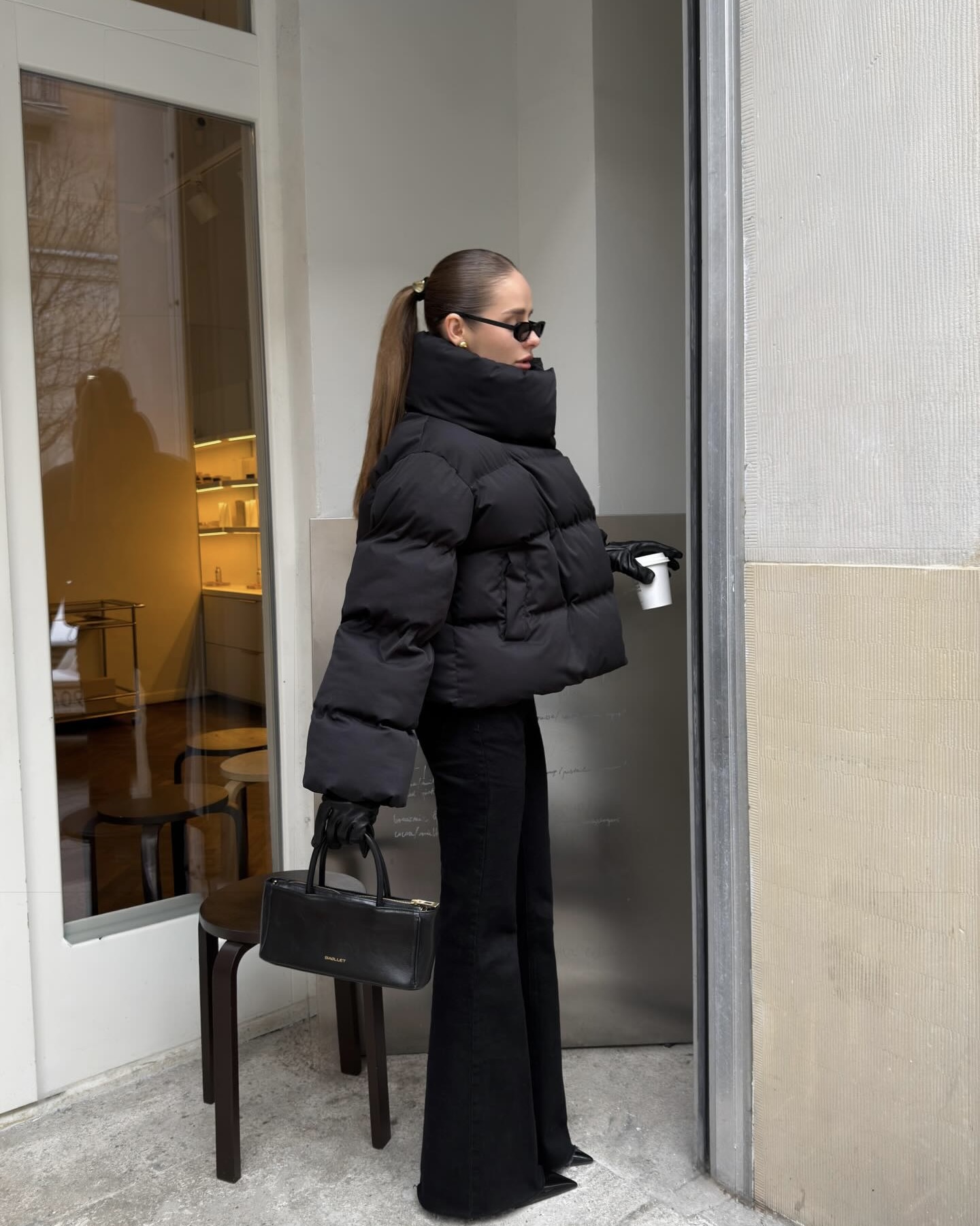 코디 고민 줄여주는 블랙 패딩🖤
슬랙스부터 니트까지 데일리로 입기 좋은 패딩은 따로 있어🔍👀

올겨울을 책임질 블랙 패딩 2가지를 소개합니다.

1. 룰루 레몬 신치 웨이스트 600 다운 필 푸퍼, 50만 원대
엉덩이 살짝 덮는 하프 기장의 패딩으로, 내부 허리 스트링으로 핏 조절 가능하며 나일론과 엘라스테인 혼방 소재와 구스다운과 거위 깃털 충전재를 활용해 따뜻하고 가볍죠. 슬랙스와 니트에 매치하면 미니멀하면서도 페미닌한 출근룩으로 활용하기 좋습니다.

2. 모코 이스트 2018 재킷 에센셜, 20만 원대
크롭 기장의 코트를 연상시키는 단정한 실루엣이 돋보이는 패딩으로, 합성 퍼프 단열재와 폴리에스터, 비스코스 혼방 소재로 사용해 편안하고 베이직한 아이템이죠. 부츠컷 슬랙스와 매치하면 도시적이면서 세련된 겨울룩을 완성할 수 있습니다. 이미지6