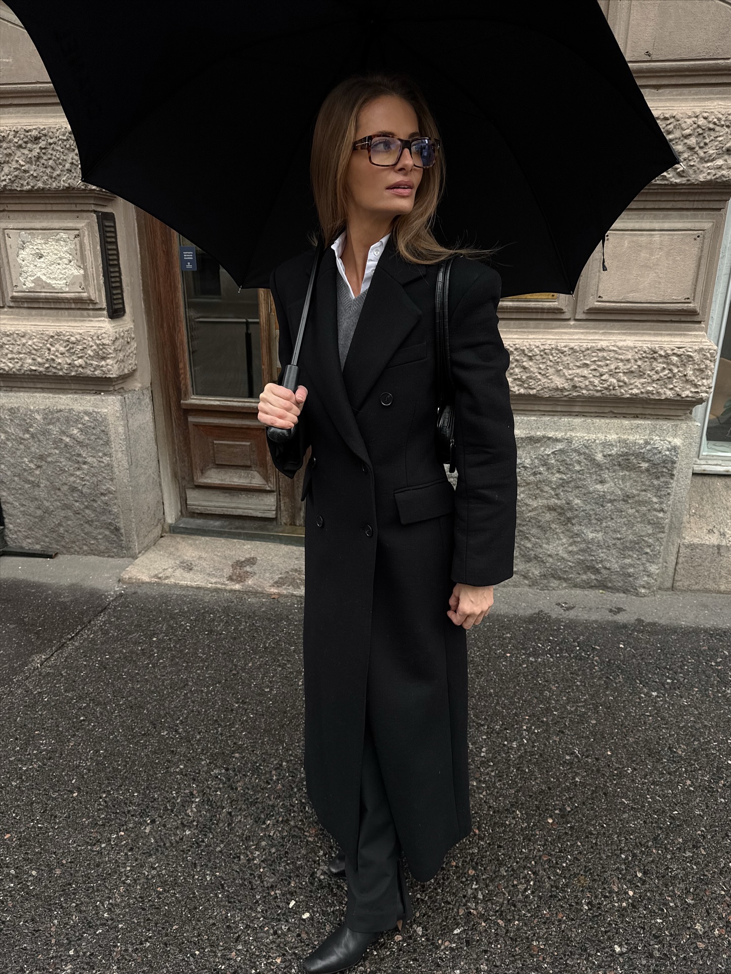 뉴욕 감성✨ 웨스트 빌리지 걸 코어
베이직 아이템으로 완성하는 웨스트 빌리지 코어 알아보자💫💖

해외에서 트렌드로 떠오른 웨스트 빌리지 걸 코어는 클래식 룩을 입고 여유로운 라이프 스타일을 즐기며, 마치 뉴욕 맨해튼에 살 것 같은 여자들을 연상시키는 스타일이죠. 베이직 아이템과 미니멀한 디테일을 활용한 자연스러운 도시적 세련미가 특징입니다.

화이트 티셔츠와 스트레이트 핏 데님, 코트와 재킷 그리고 클래식 로퍼나 플랫슈즈를 매치해 미니멀하면서 고감도 룩을 스타일링하는 것이 포인트죠. 웨스트 빌리지 걸 코어는 일상 속에서 편안하고 감각적인 도시 여성 라이프스타일을 완성해 줍니다. 이미지10